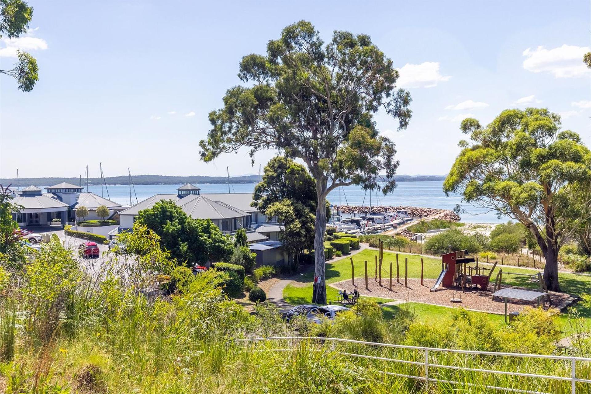 Cloud Nine, 18 Wynne Cres - heated pool, waterviews, beach