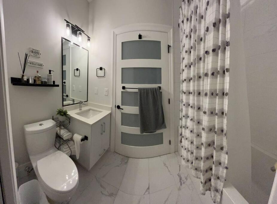 A Gentle Hideaway in the Urban Forest WEST END downtown Vancouver