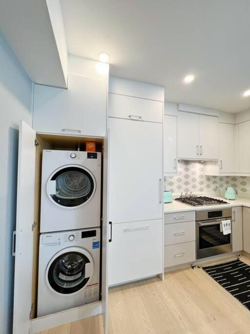 A Gentle Hideaway in the Urban Forest WEST END downtown Vancouver