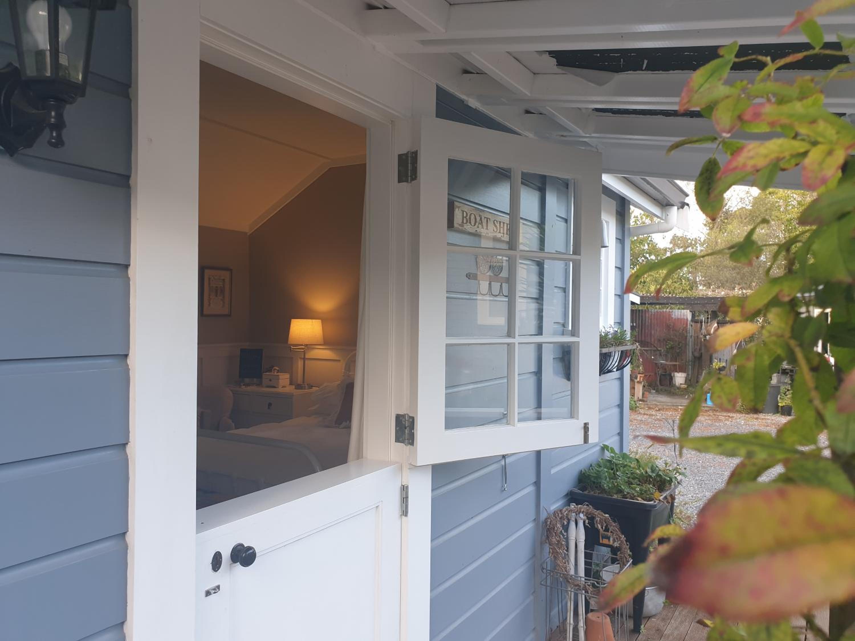 Cabins on Tudor bed & breakfast