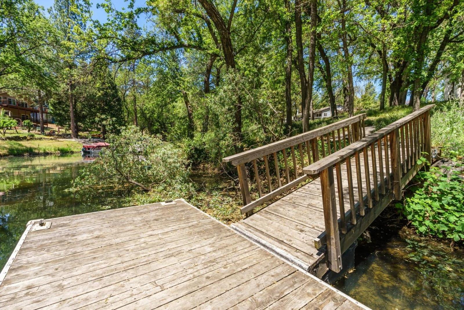 Cozy Cabin On The Cove - Lakefront with Private Dock