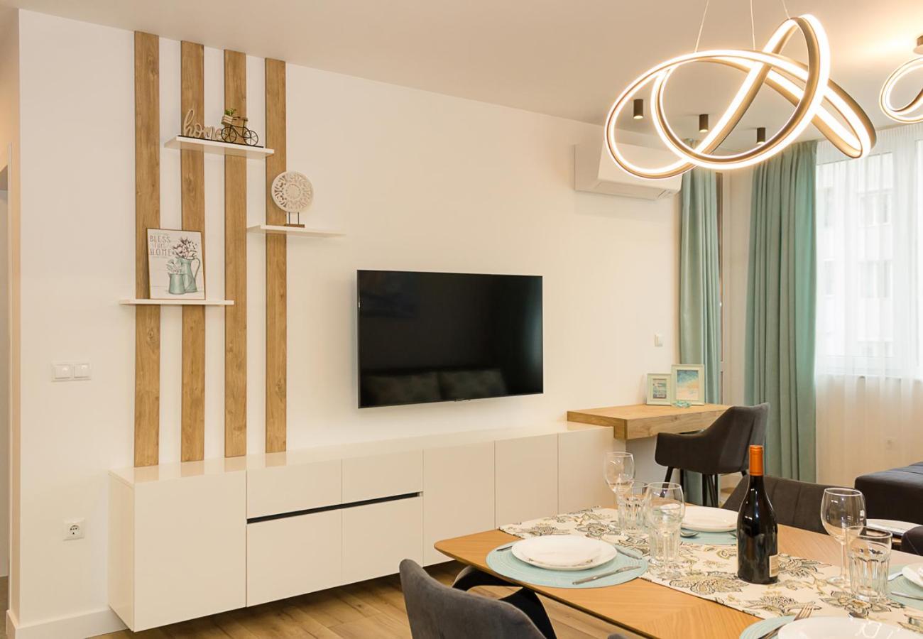 Modern Seaside Retreat 1BD Apartments by Flat Mаnager