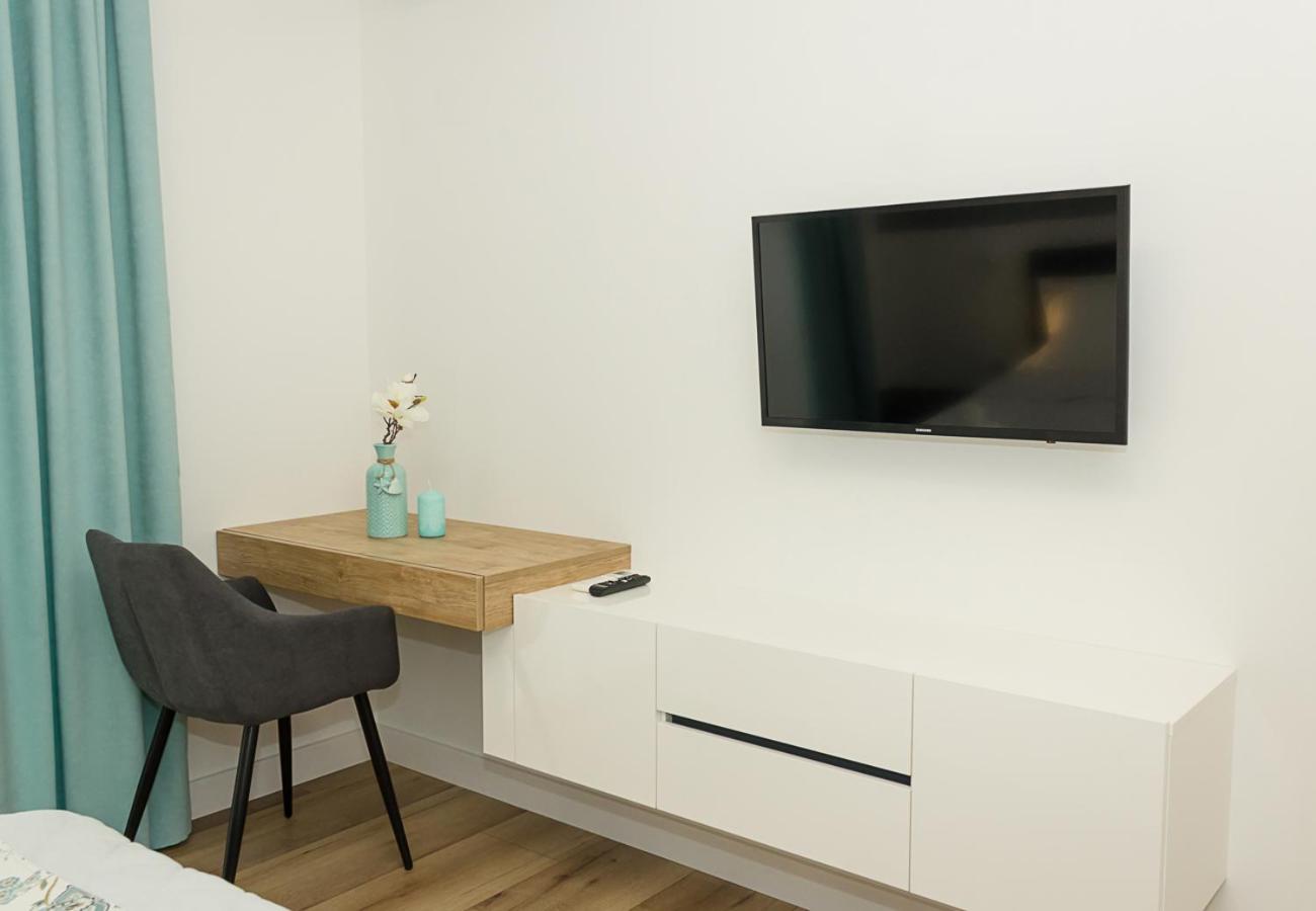 Modern Seaside Retreat 1BD Apartments by Flat Mаnager