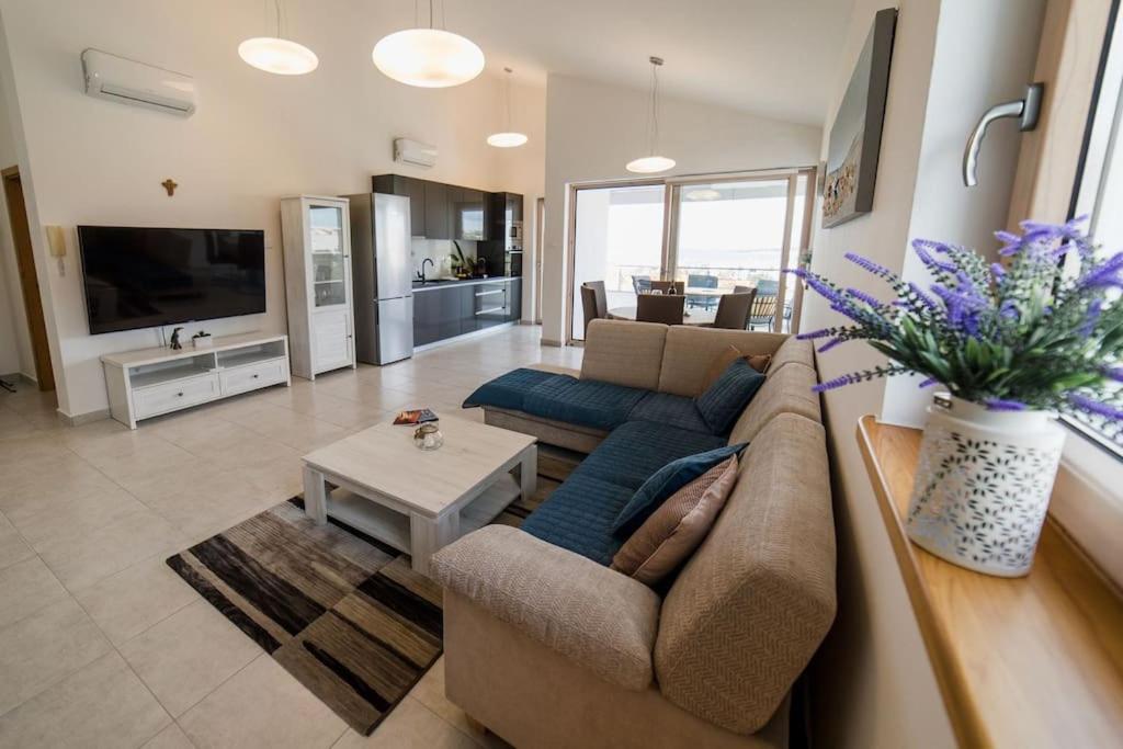 Penthouse Nina