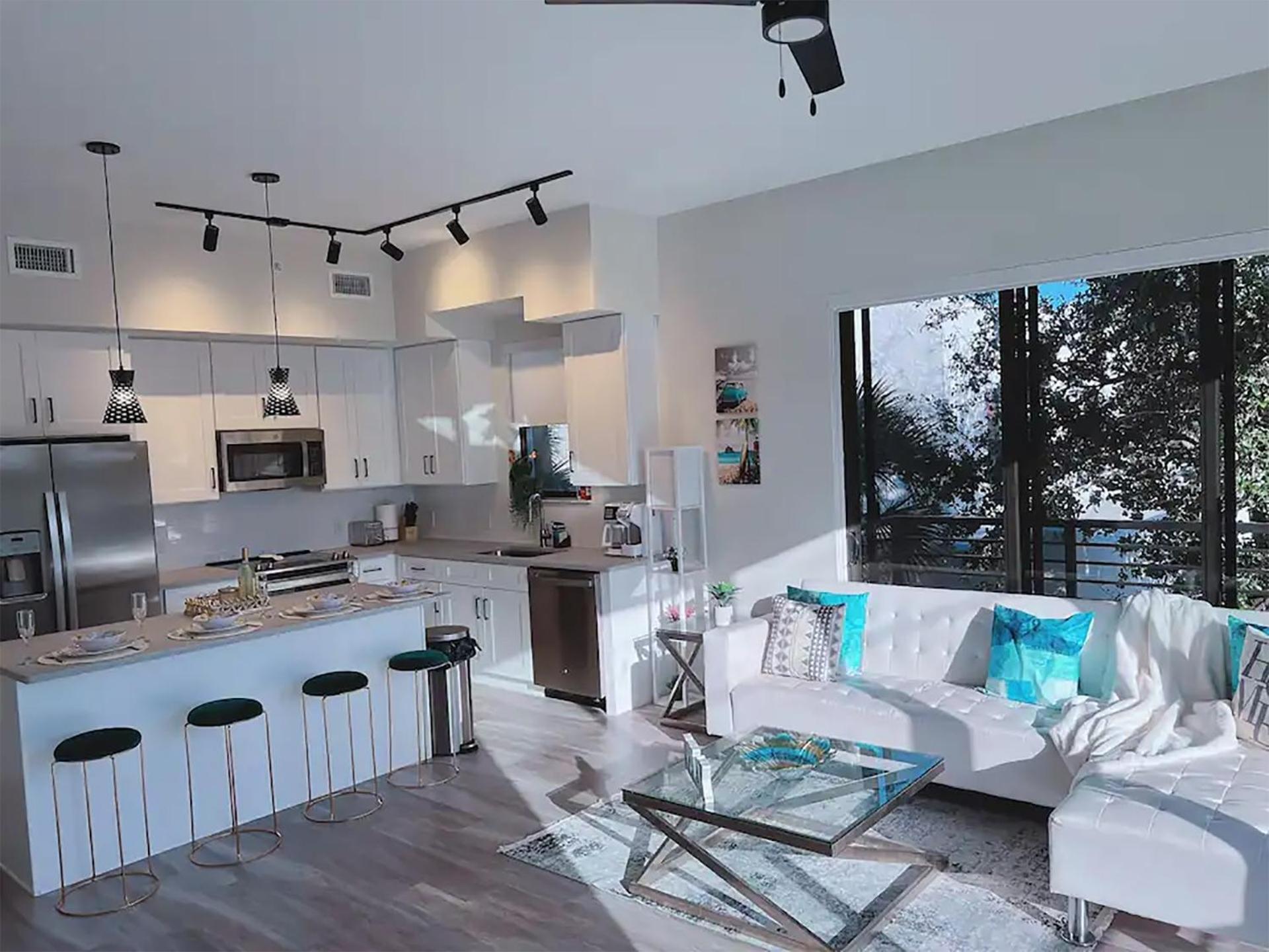 Lux place and cozy 3Beds 2Rooms enjoy life in WPB Gym, EV Station Nearby the downtown and beaches view 4