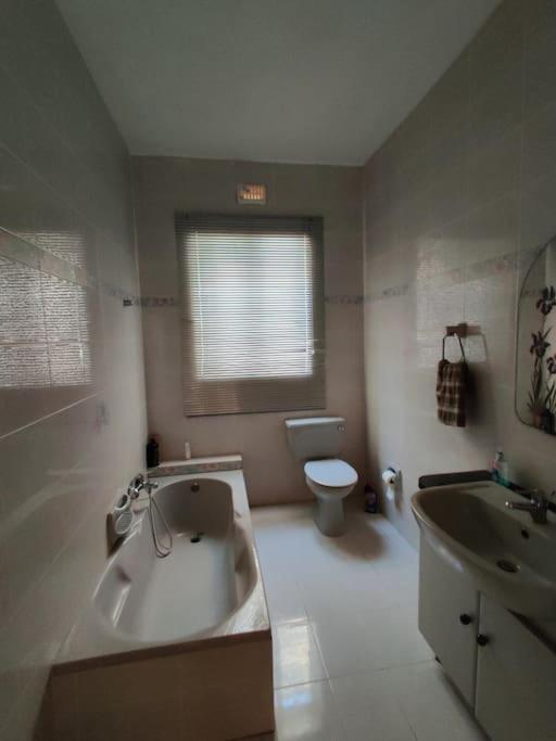 Spacious Apt Xlendi with views & Acs using a coin meter