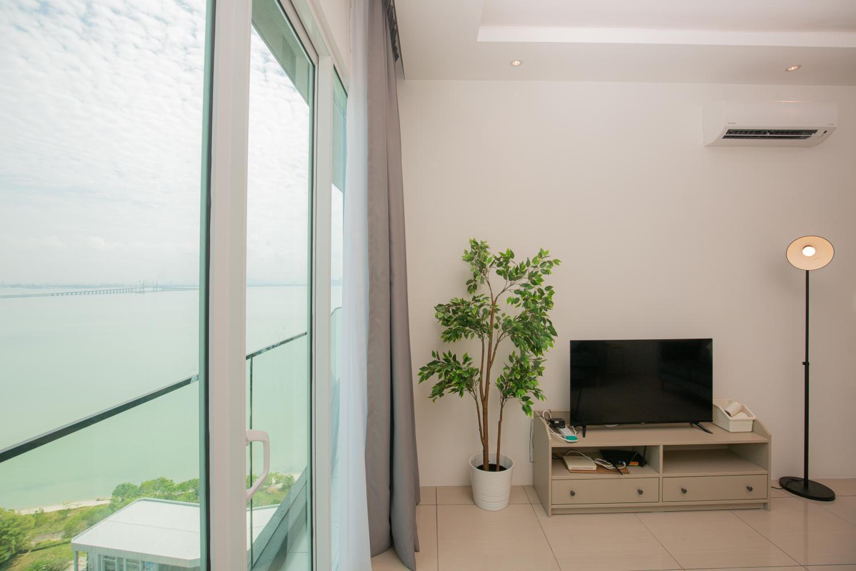 Good Seaview Condo, near Queensbay photo 4