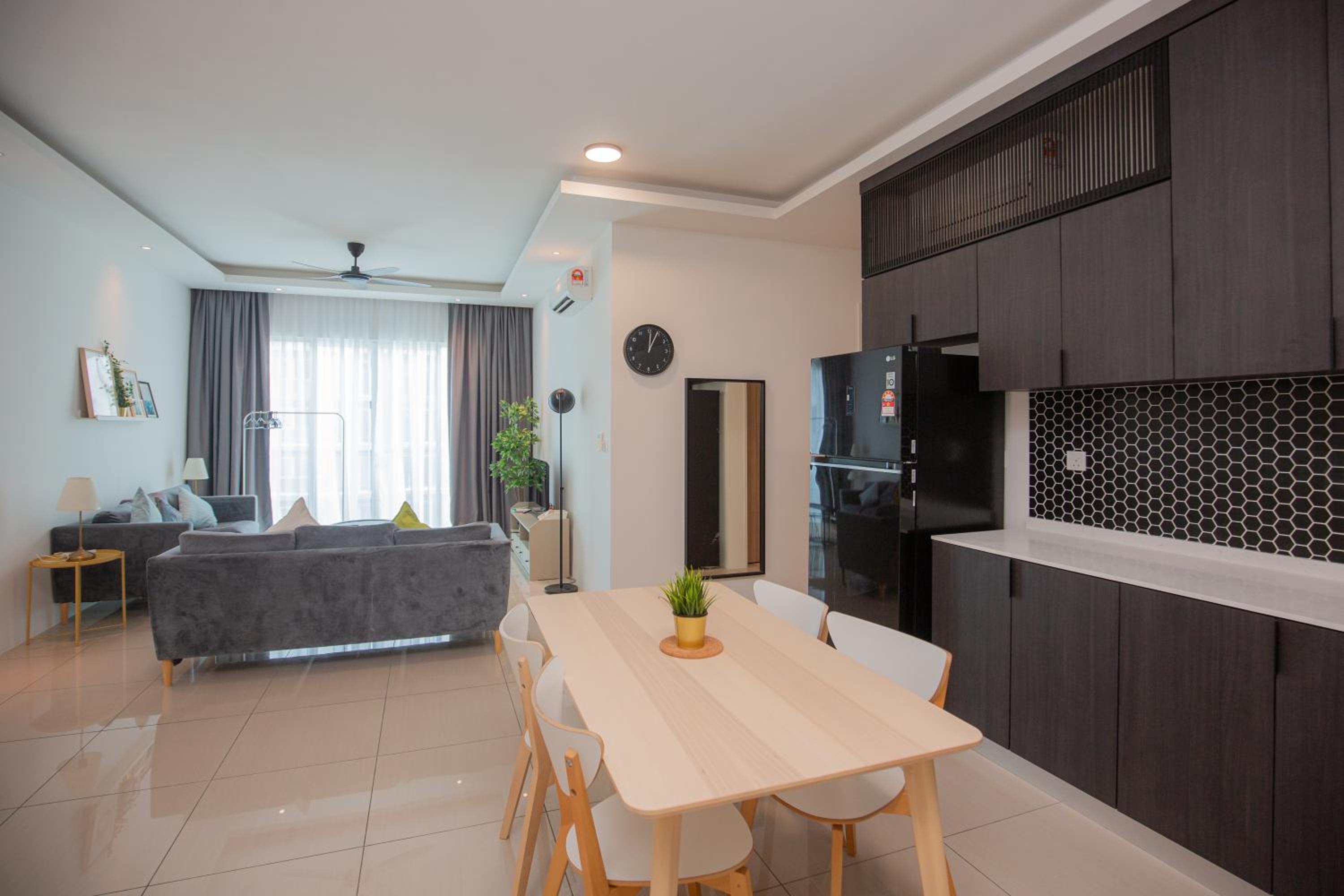 Good Seaview Condo, near Queensbay photo 7