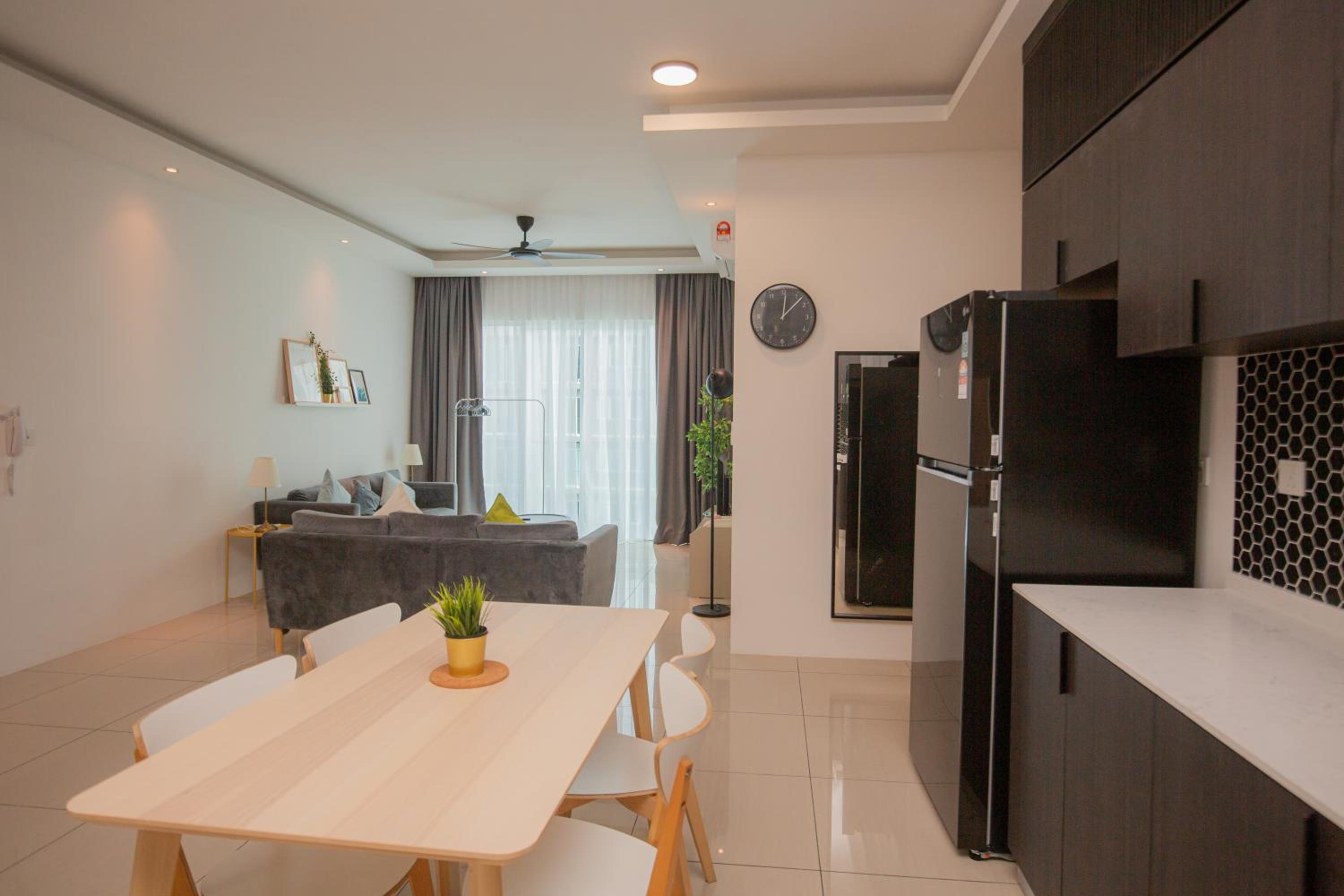 Good Seaview Condo, near Queensbay photo 2