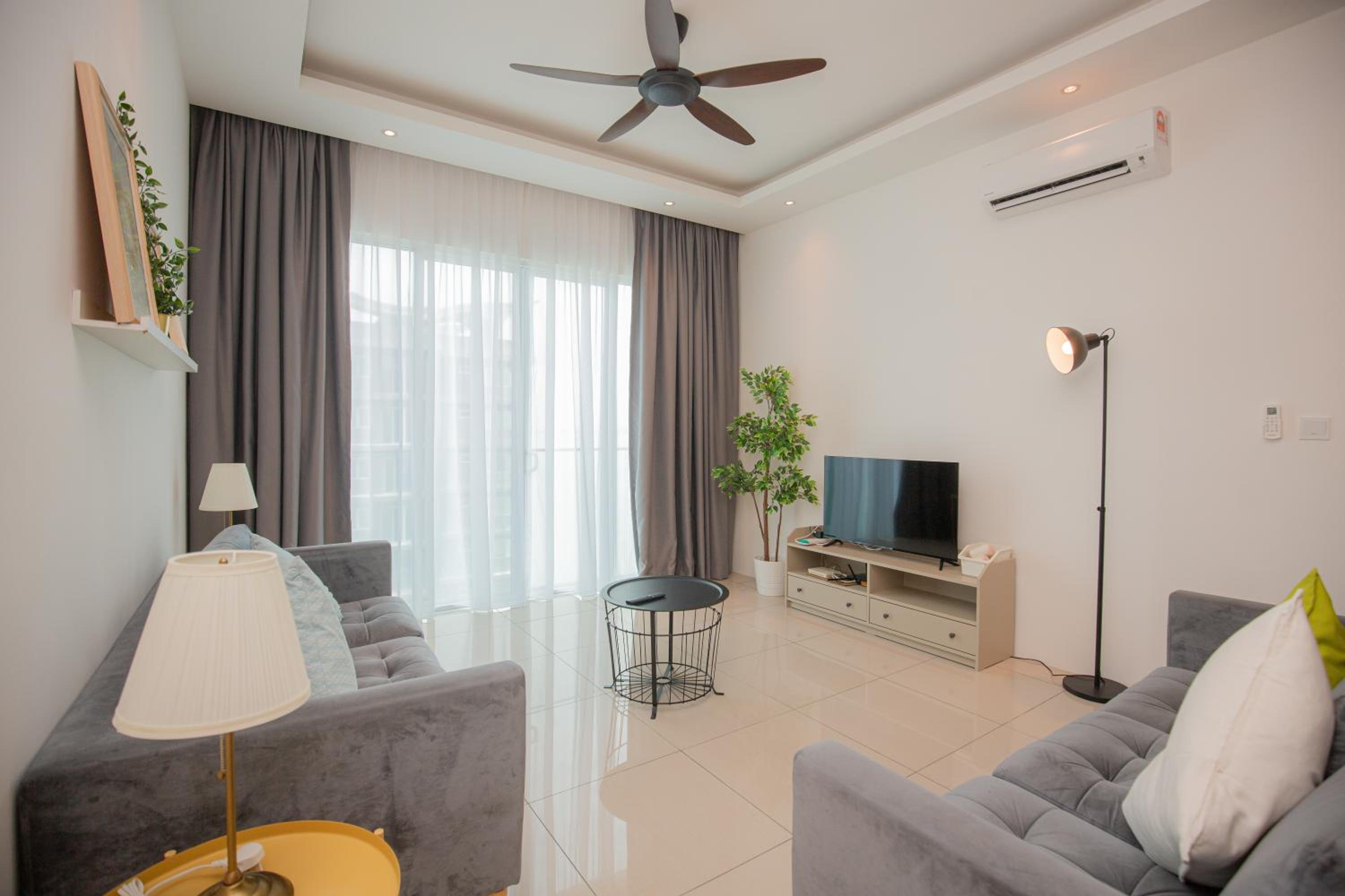Good Seaview Condo, near Queensbay photo 3