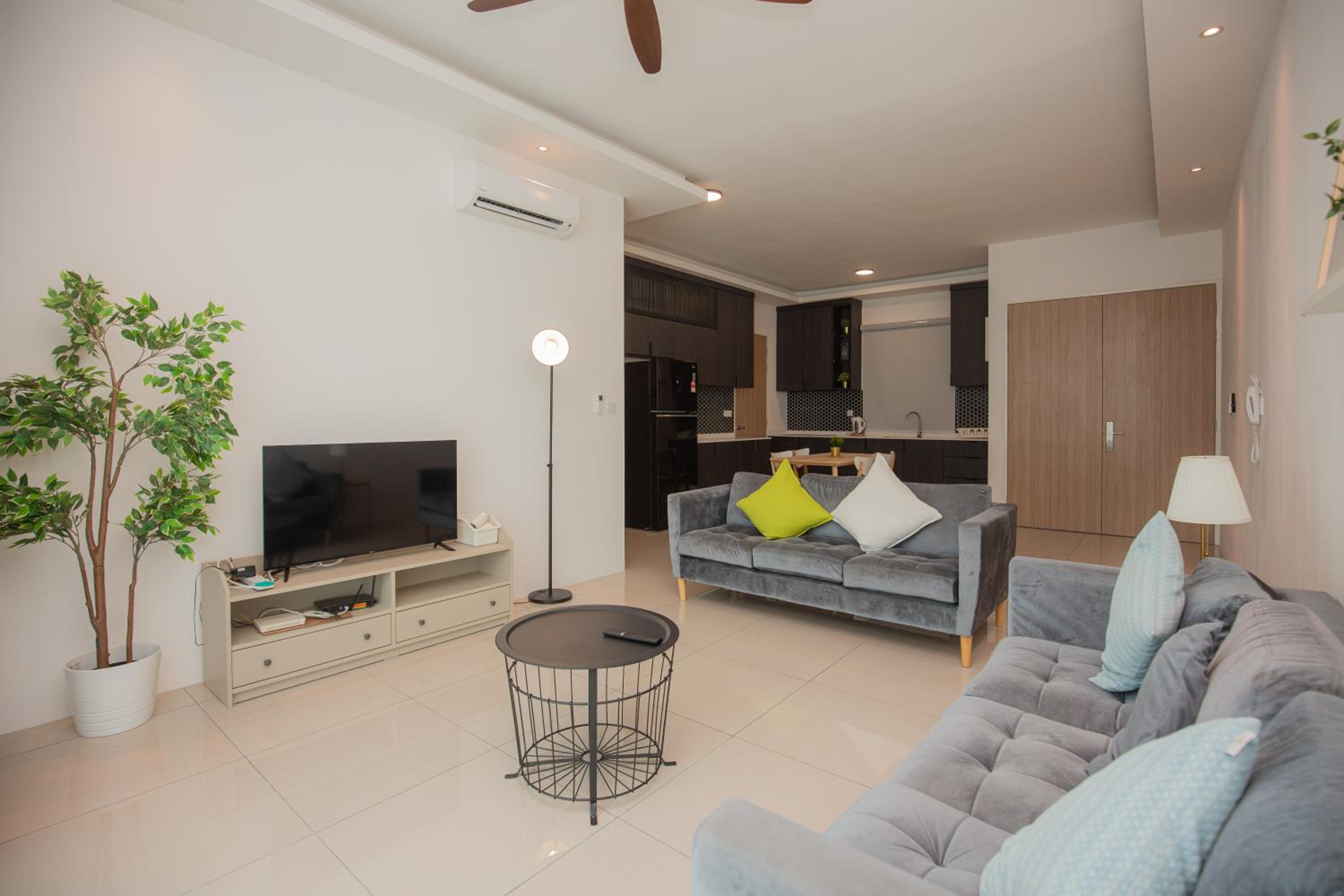 Good Seaview Condo, near Queensbay photo 6