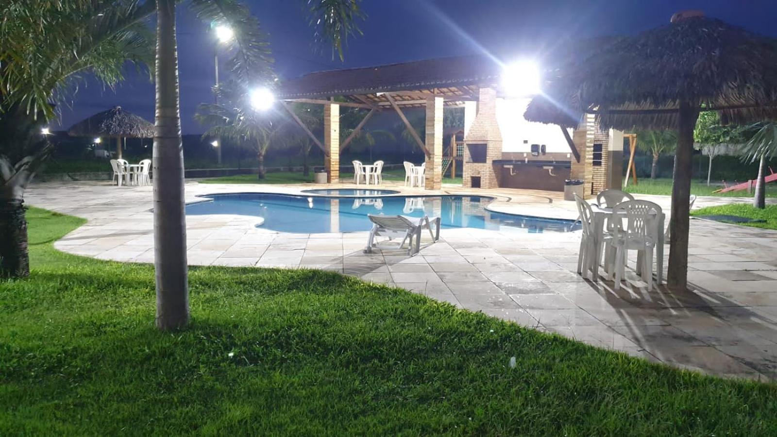 Casa Rústica em Condomínio com Piscina