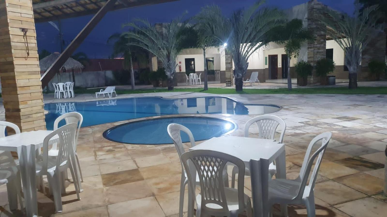 Casa Rústica em Condomínio com Piscina
