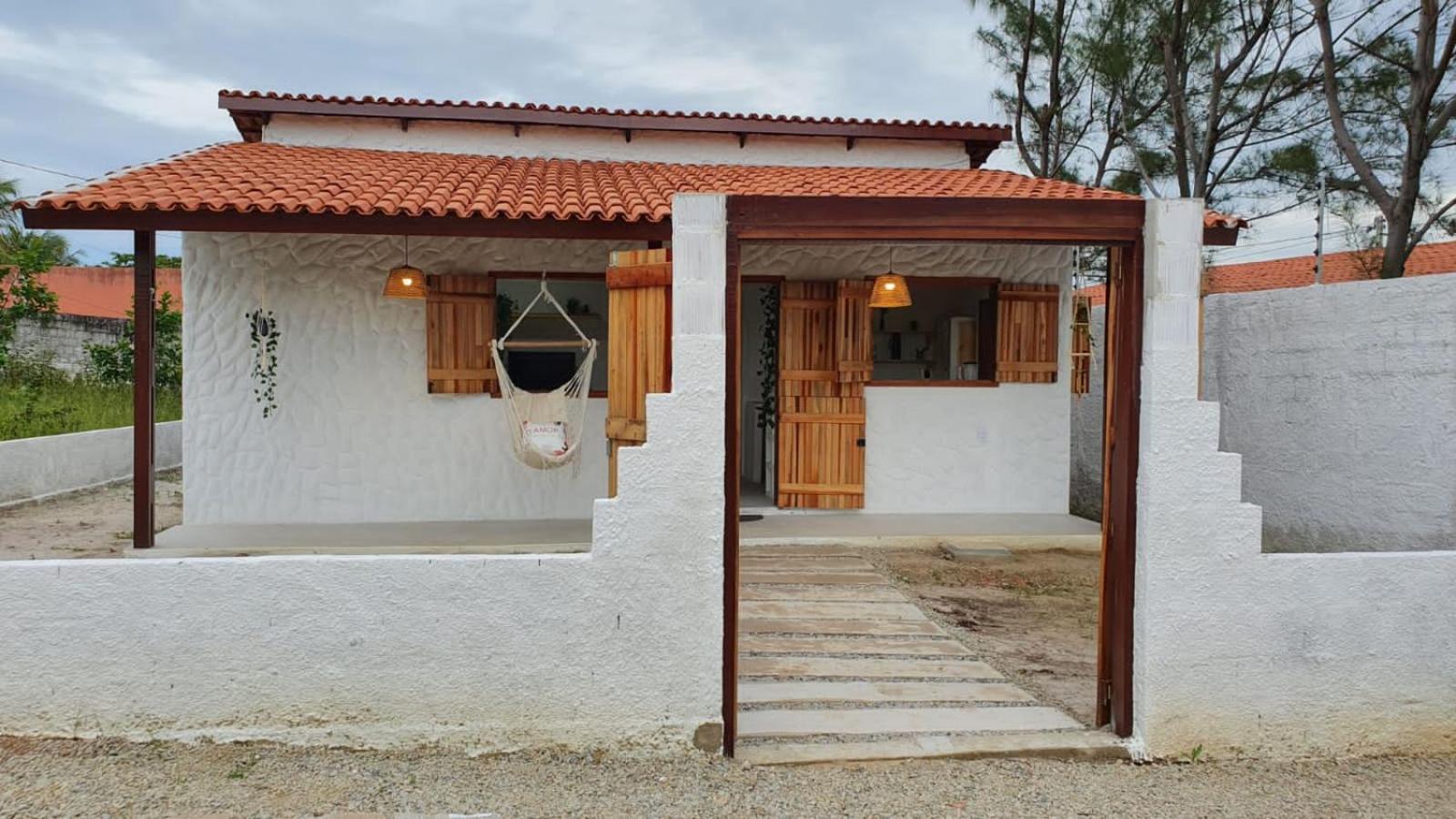 Casa Rústica em Condomínio com Piscina