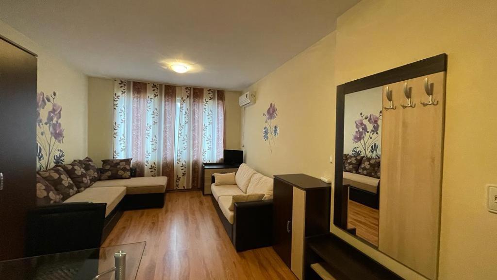SUMMER BREEZE 113 Private Studio