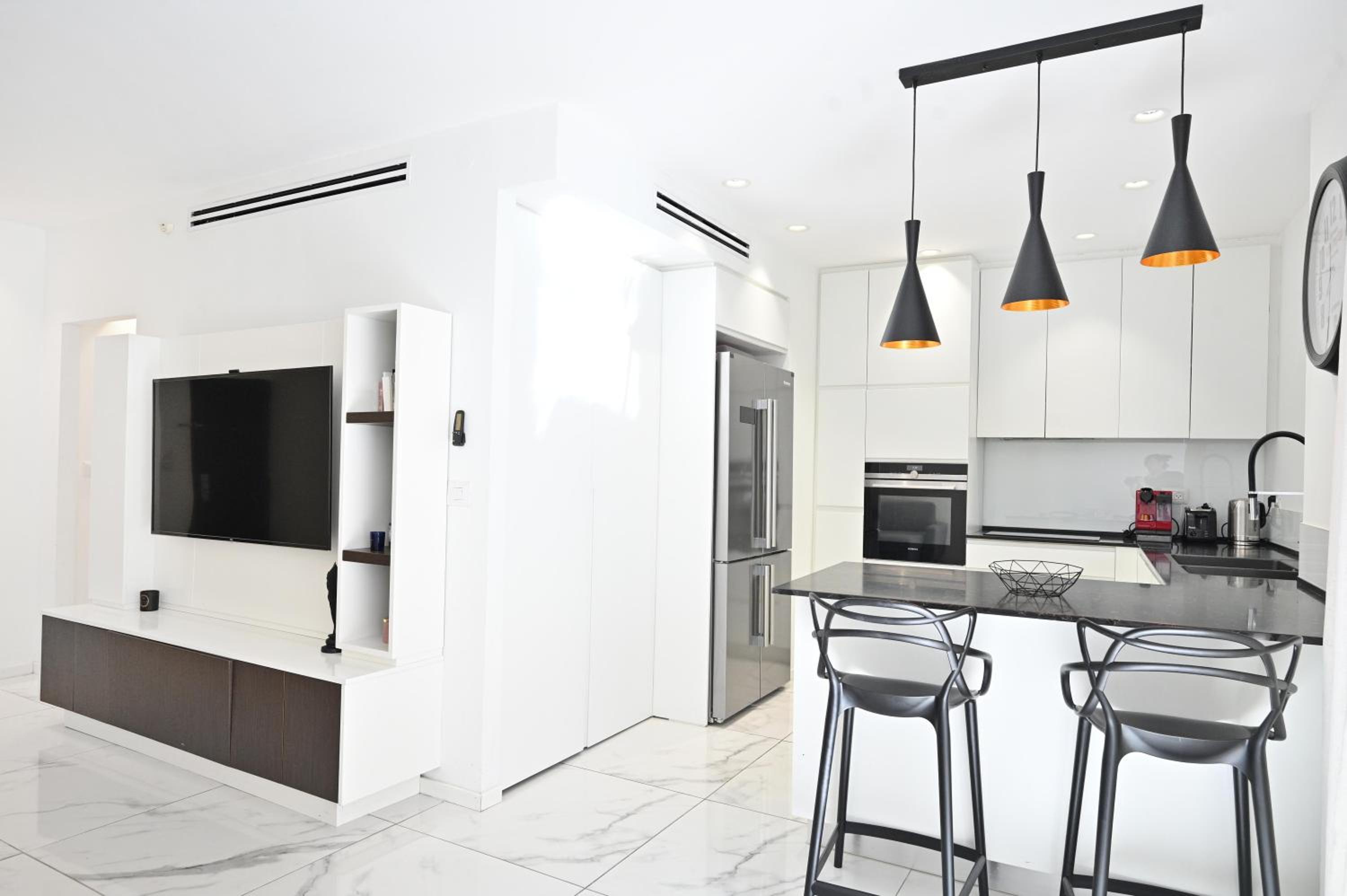 Pinsker 2BR corner Bograshov by HolyGuest view 2