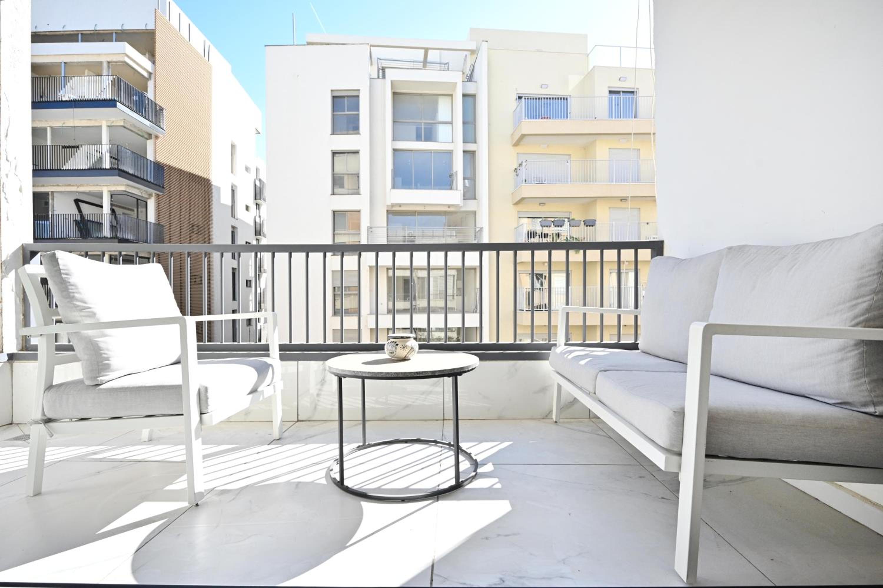 Pinsker 2BR corner Bograshov by HolyGuest view 3