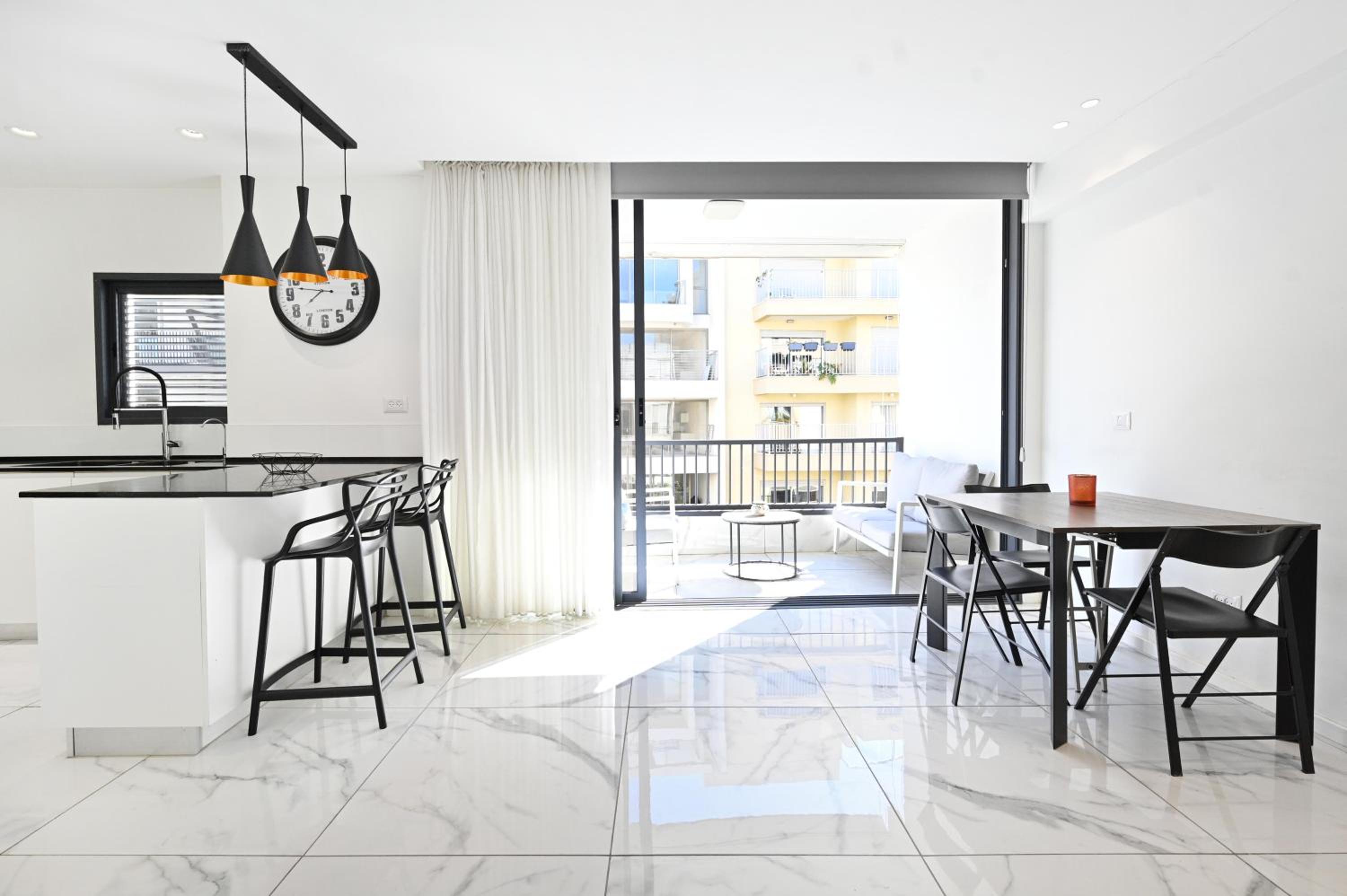 Pinsker 2BR corner Bograshov by HolyGuest view 4