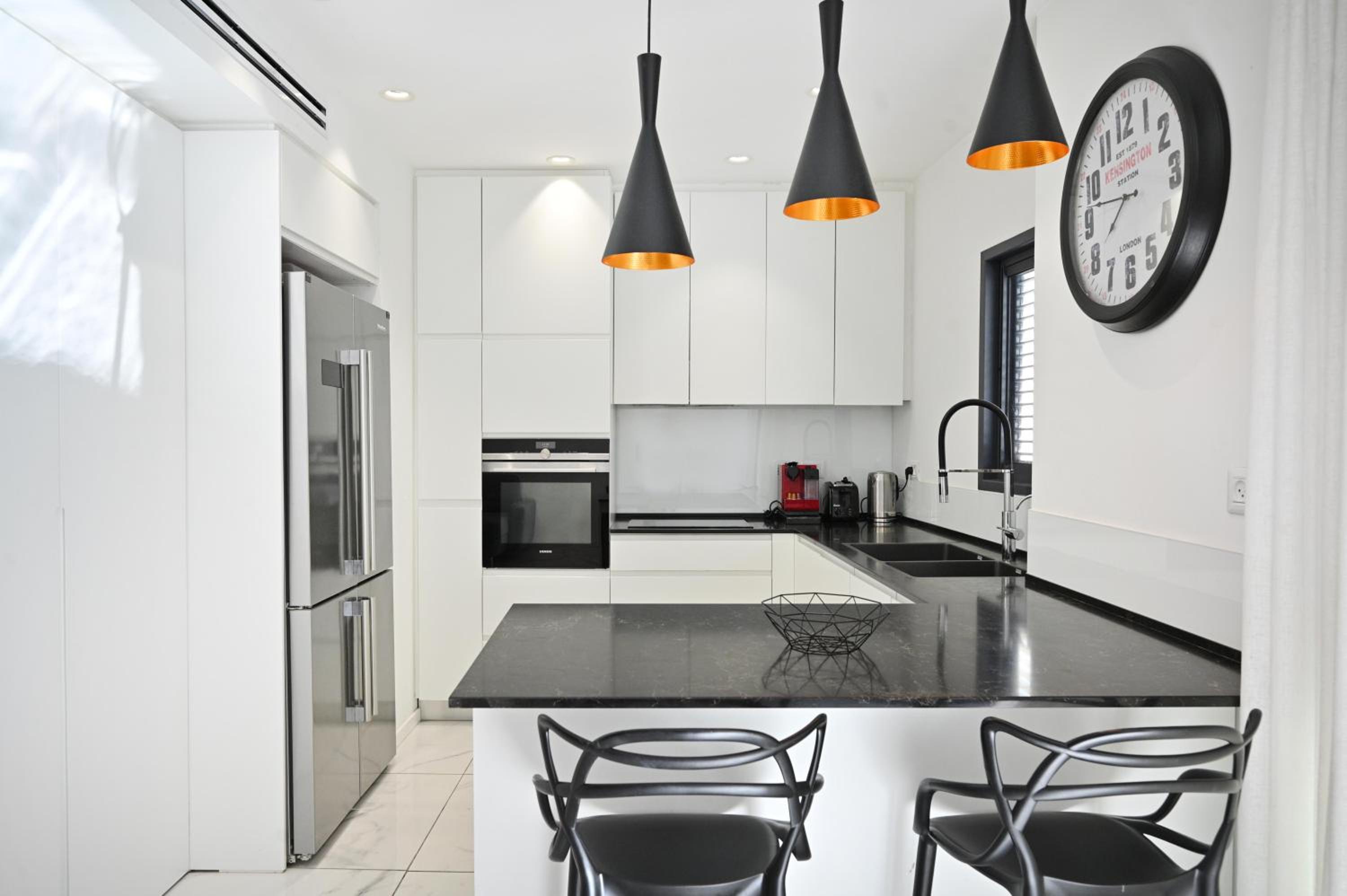 Pinsker 2BR corner Bograshov by HolyGuest view 5