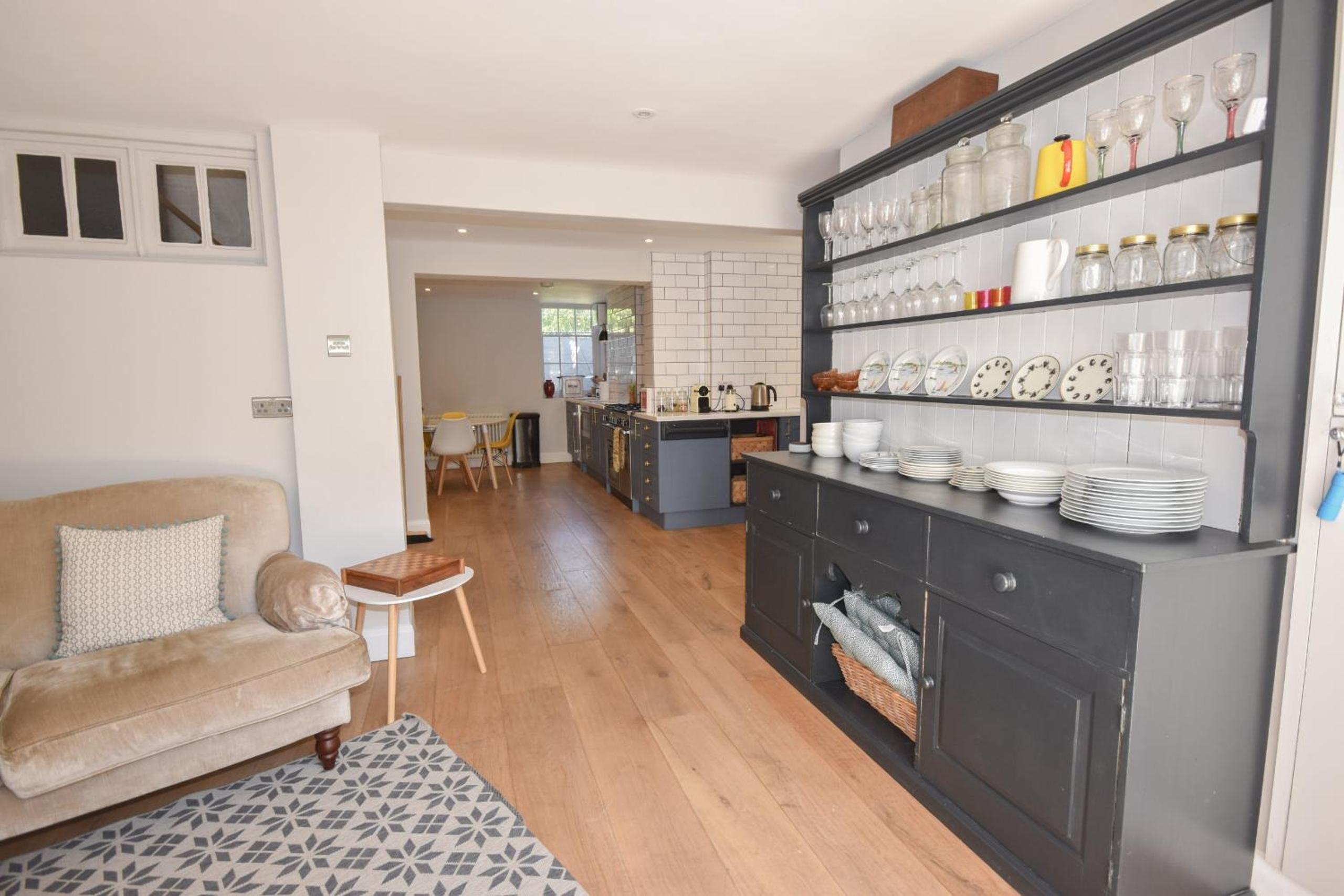 Arden Villa, sleeps 8, moments from the golden sandy beach of Ryde view 4