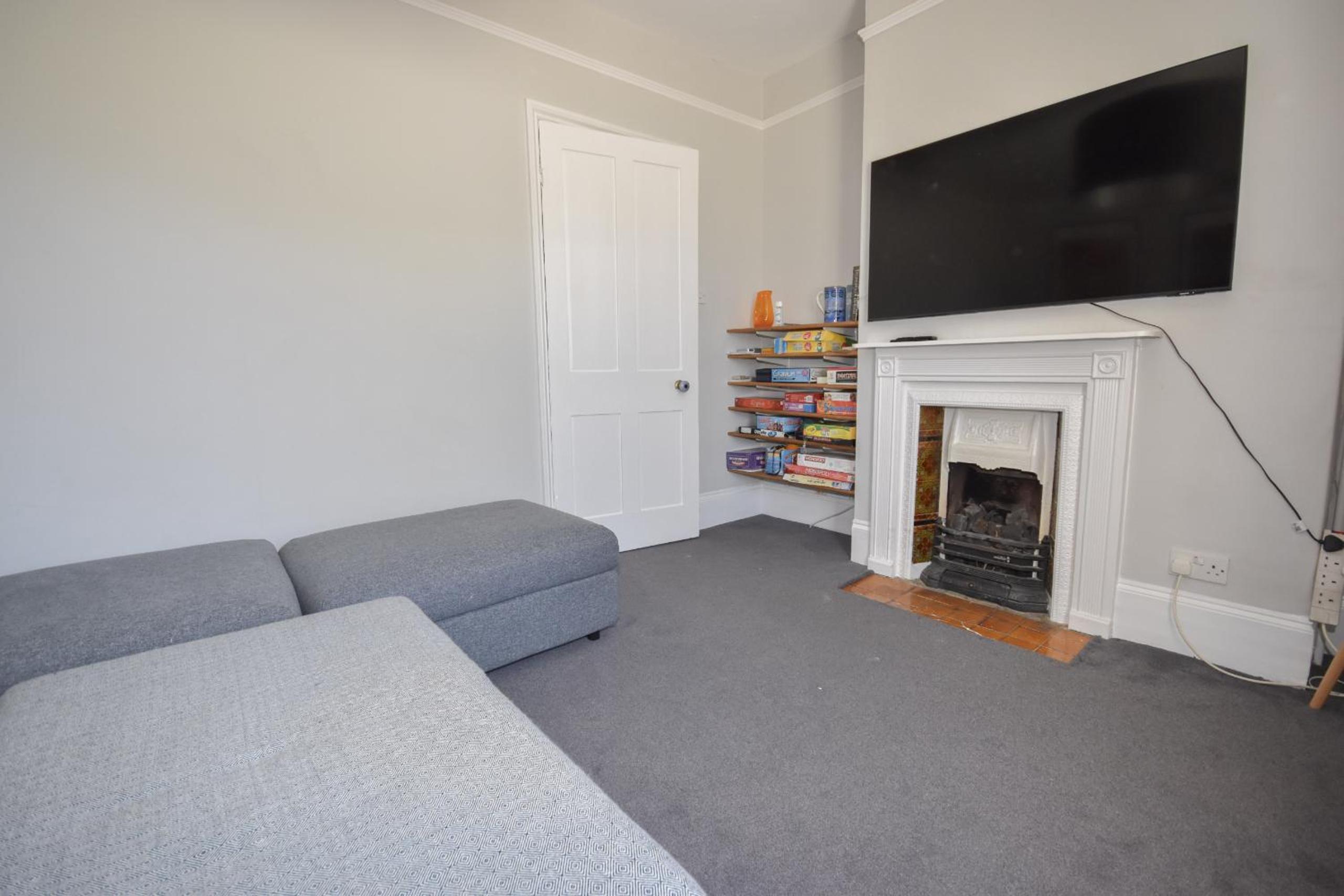 Arden Villa, sleeps 8, moments from the golden sandy beach of Ryde view 2