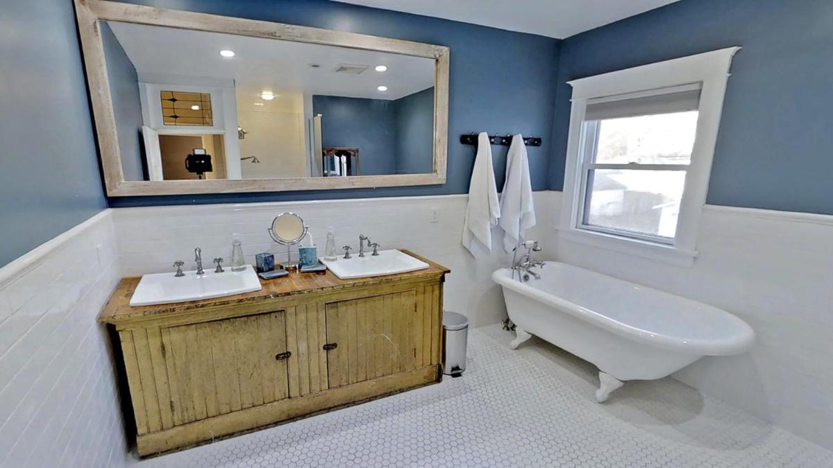 Minneapolis / St Paul Vacations - Linden Hills Luxury Charmer - Property Image 13