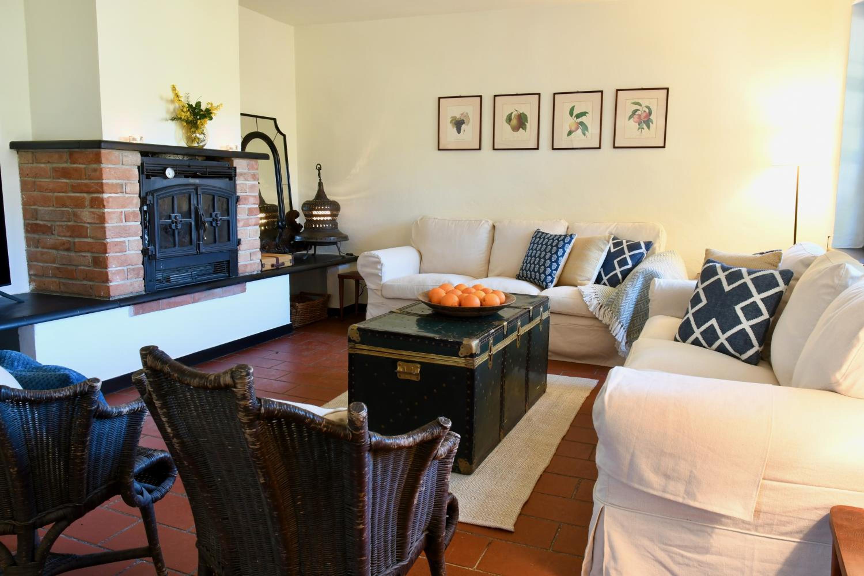 Villa Menaluna - 4-bedroom secluded country house with pool view 4
