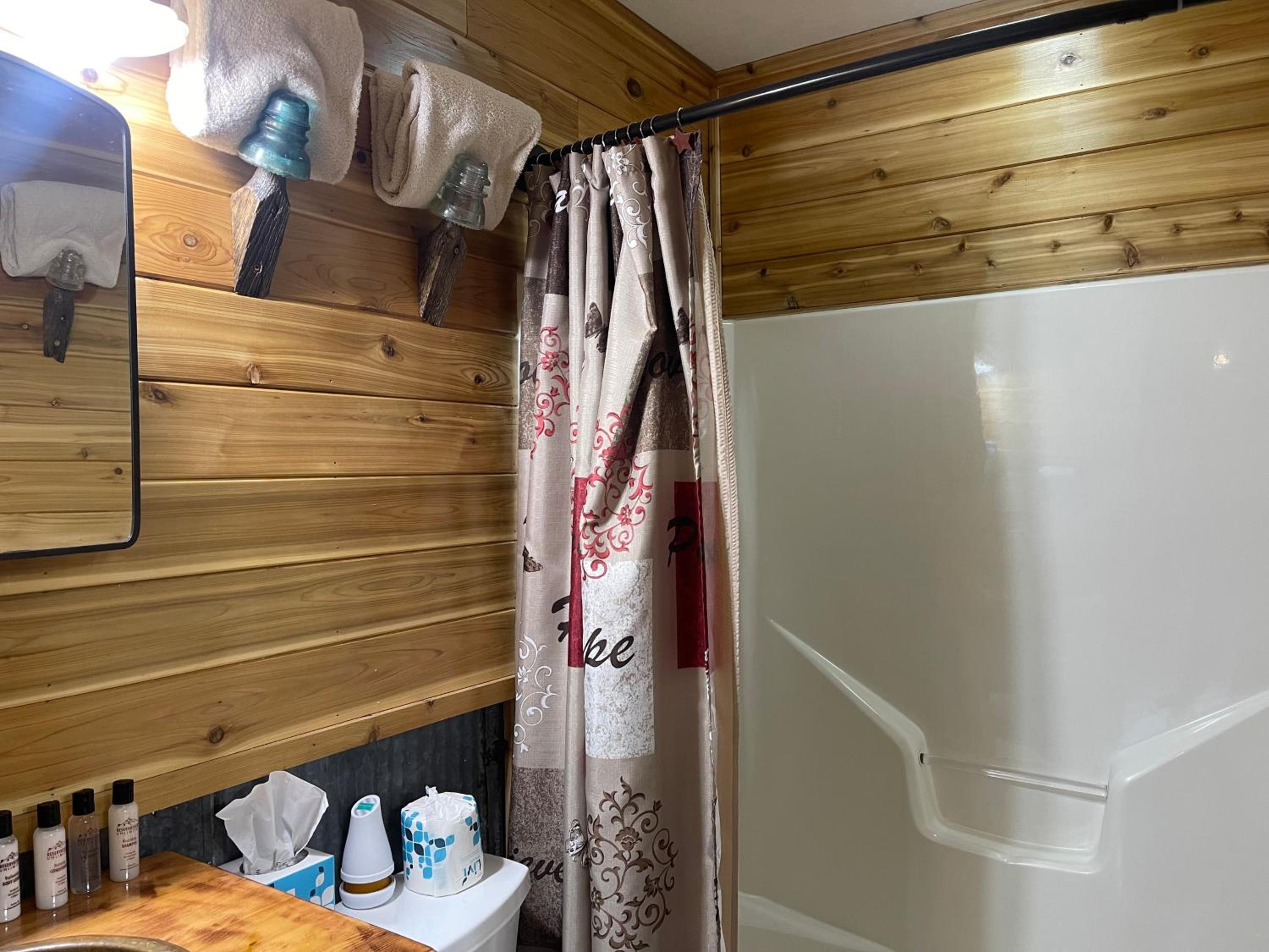 The Bunkhouse By The River With High Speed Wifi view 3