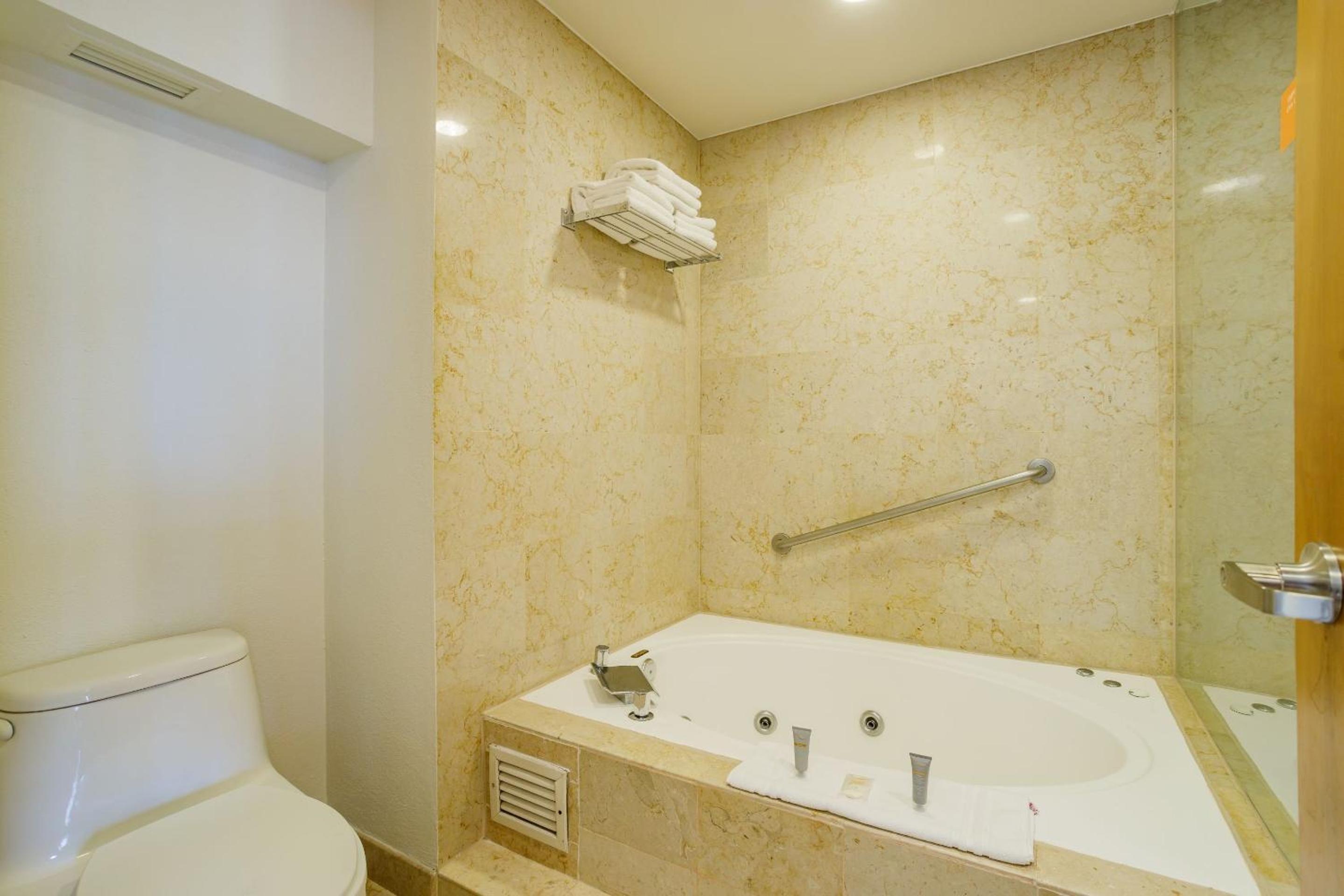 Torreon Vacations - Real Inn Torreon - Property Image 8