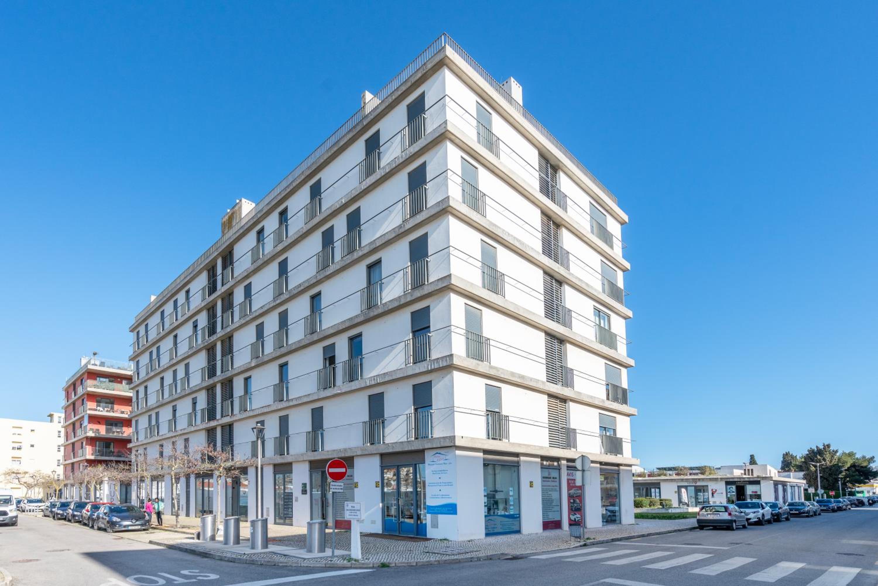 Modern Flat by Lagos Marina and Old Town Lagos view 5