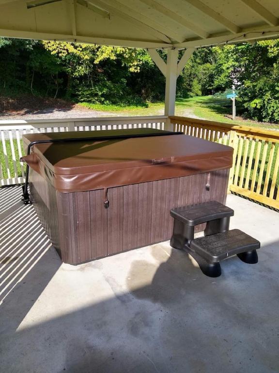 Creekside Haven - Authentic Cabin, Outstanding Location view 2