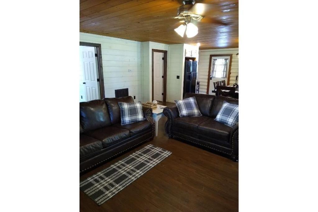Creekside Haven - Authentic Cabin, Outstanding Location view 3