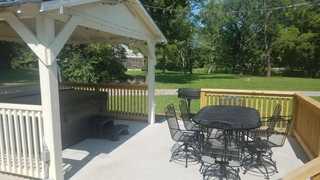 Creekside Haven - Authentic Cabin, Outstanding Location view 4