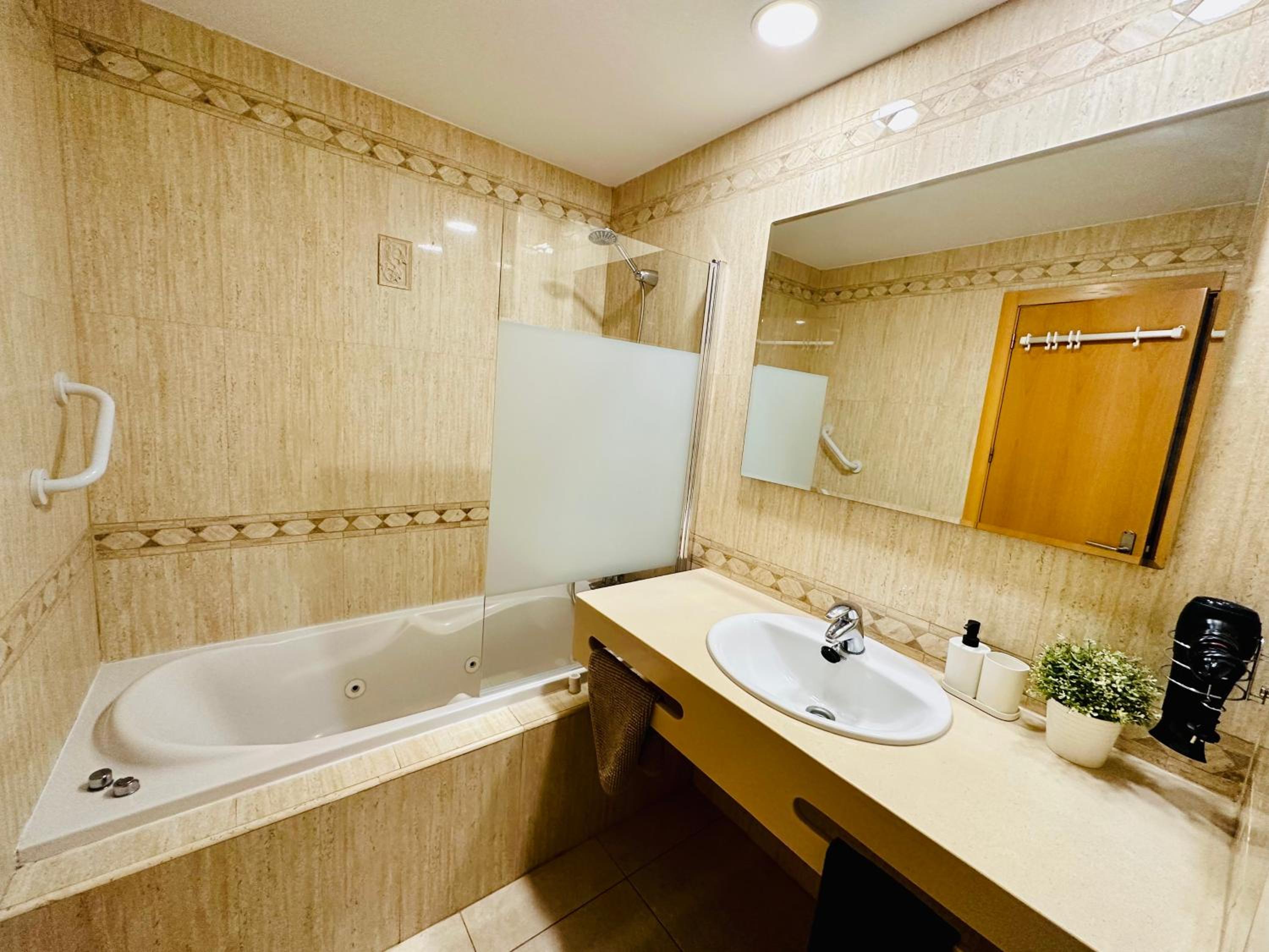 Su Eminencia - Sea View Apartment with Modern Comforts view 5