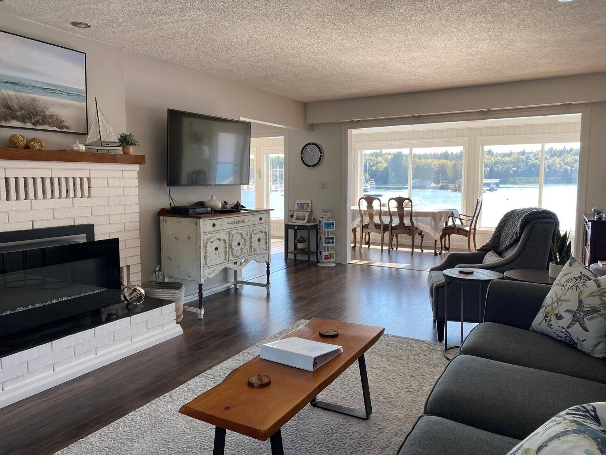 The Beach House at Deep Bay