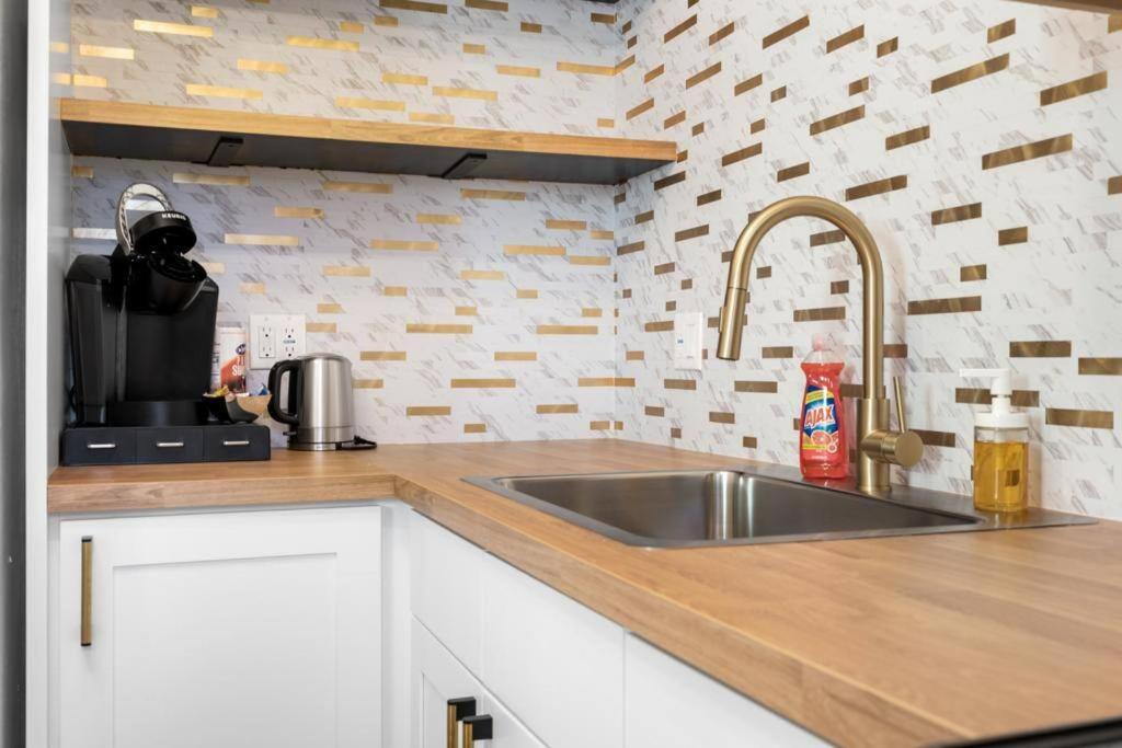 Bright Modern One BR Apartment in SFO view 5