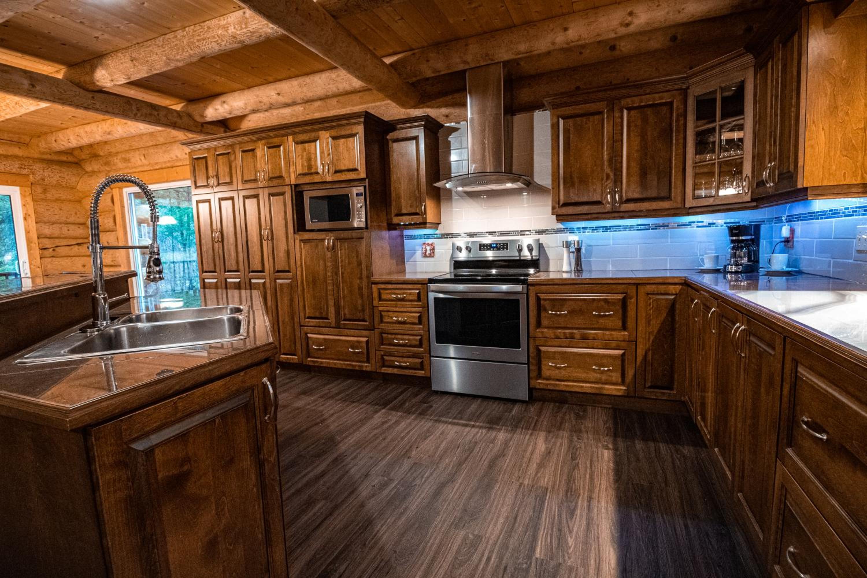 Les Chalets Tourisma - Chalet en bois rond avec spa et lac privé - Le Caribou