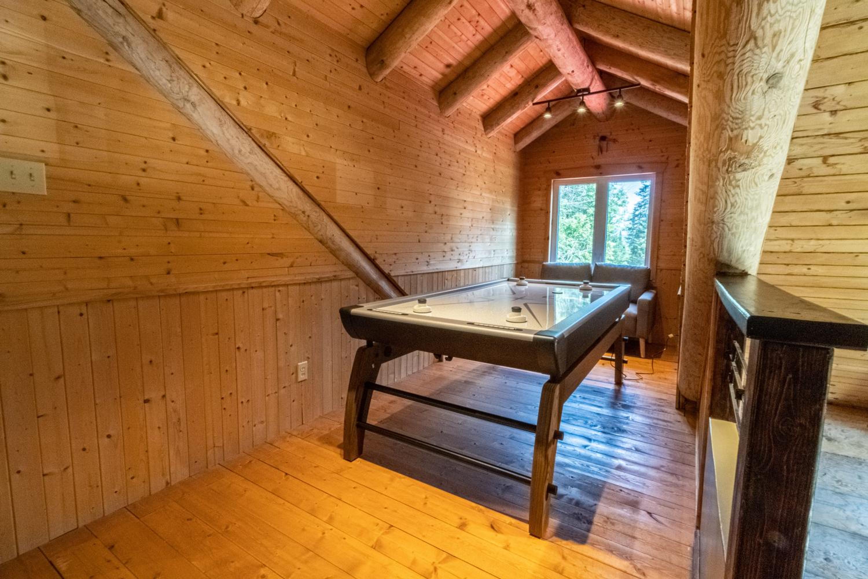Les Chalets Tourisma - Chalet en bois rond avec spa et lac privé - Le Caribou