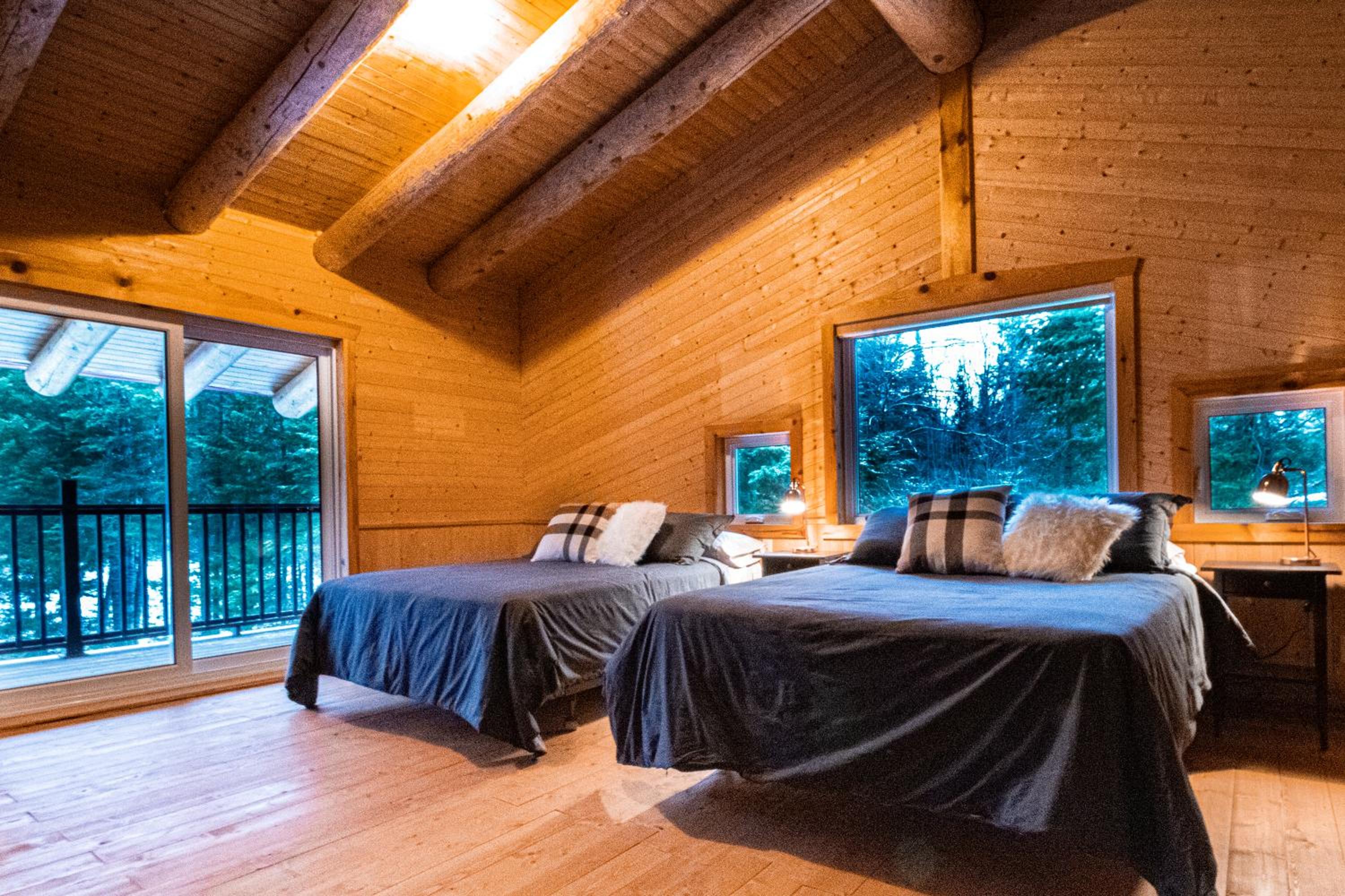 Les Chalets Tourisma - Chalet en bois rond avec spa et lac privé - Le Caribou