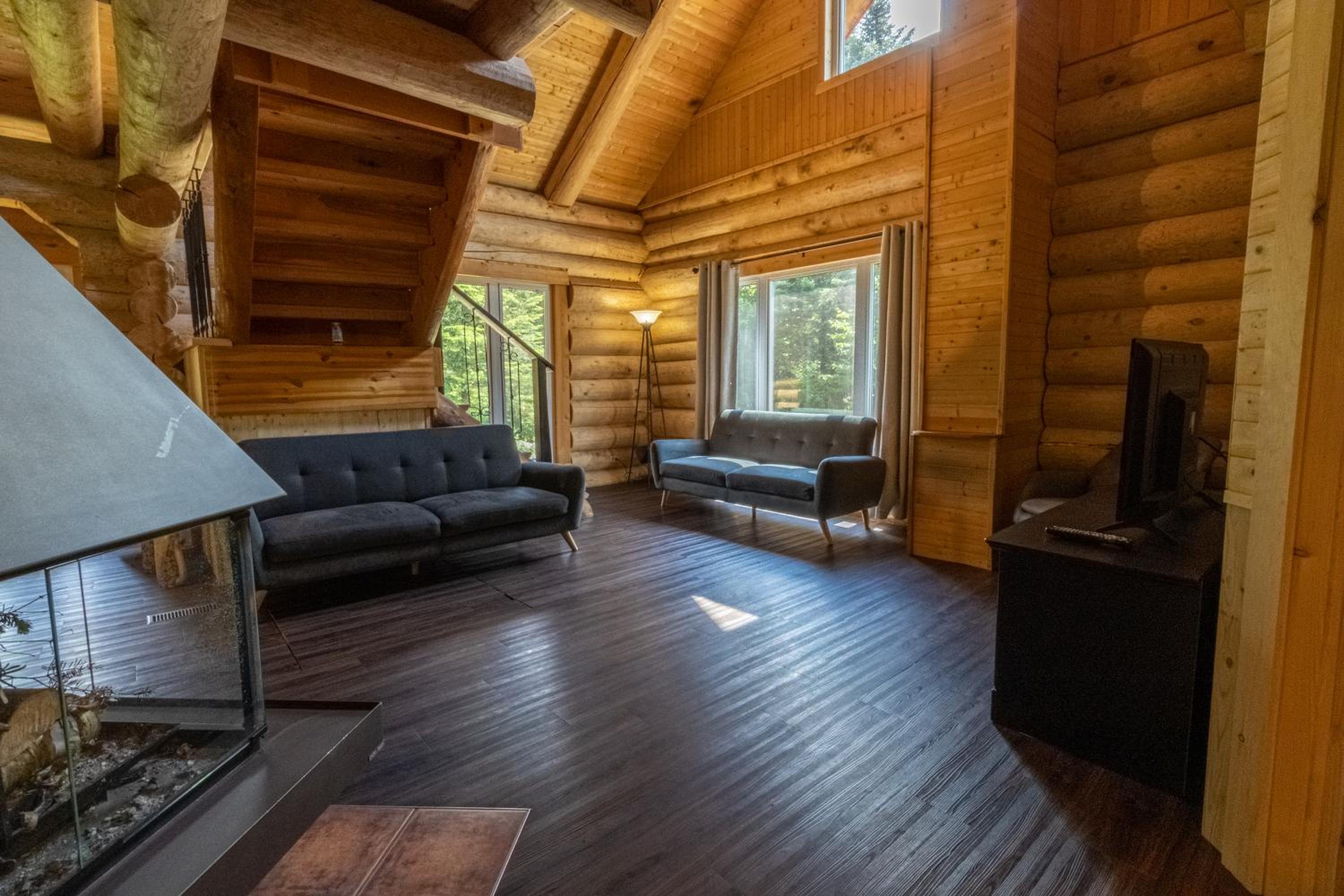 Les Chalets Tourisma - Chalet en bois rond avec spa et lac privé - Le Caribou