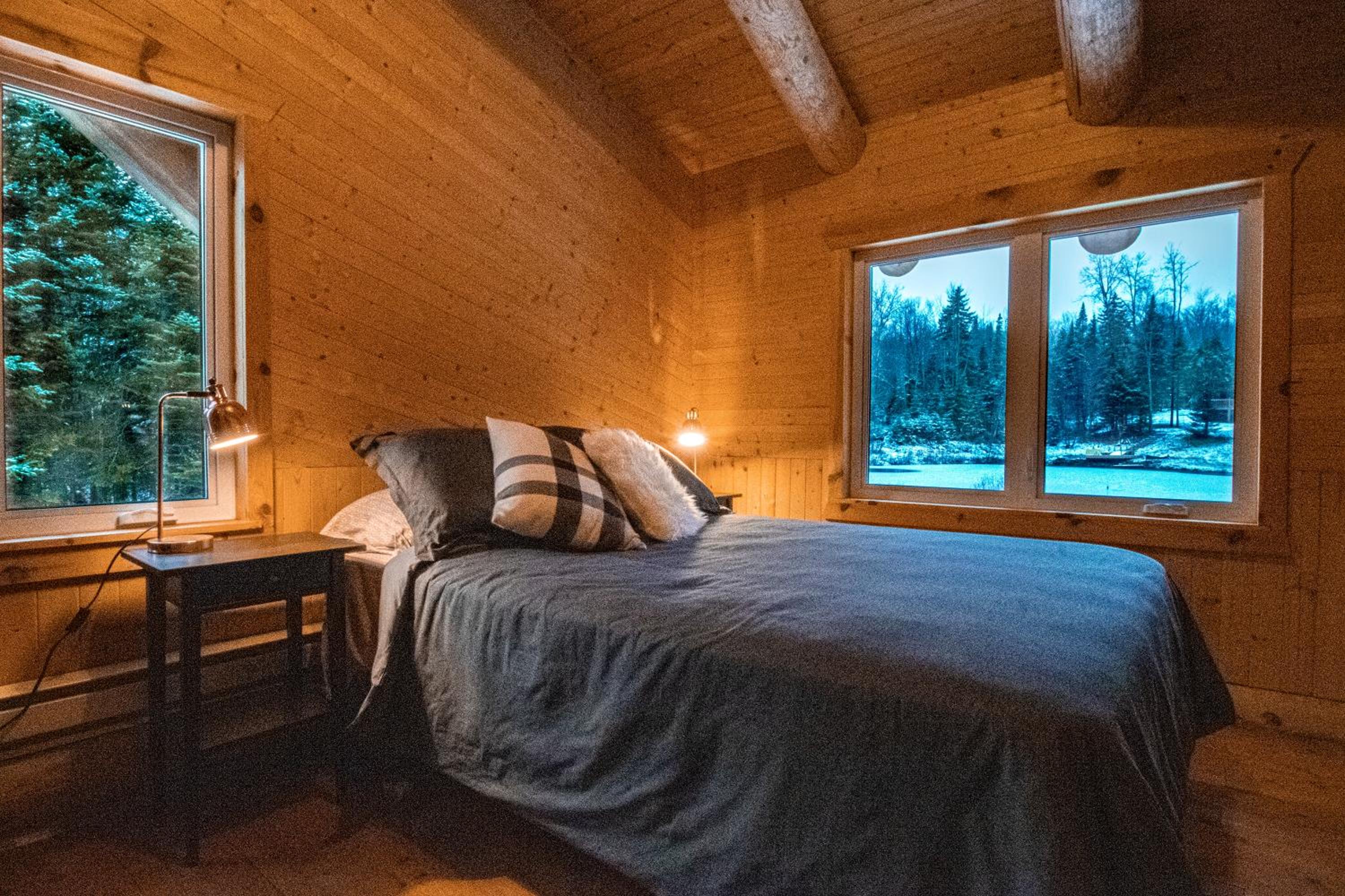 Les Chalets Tourisma - Chalet en bois rond avec spa et lac privé - Le Caribou