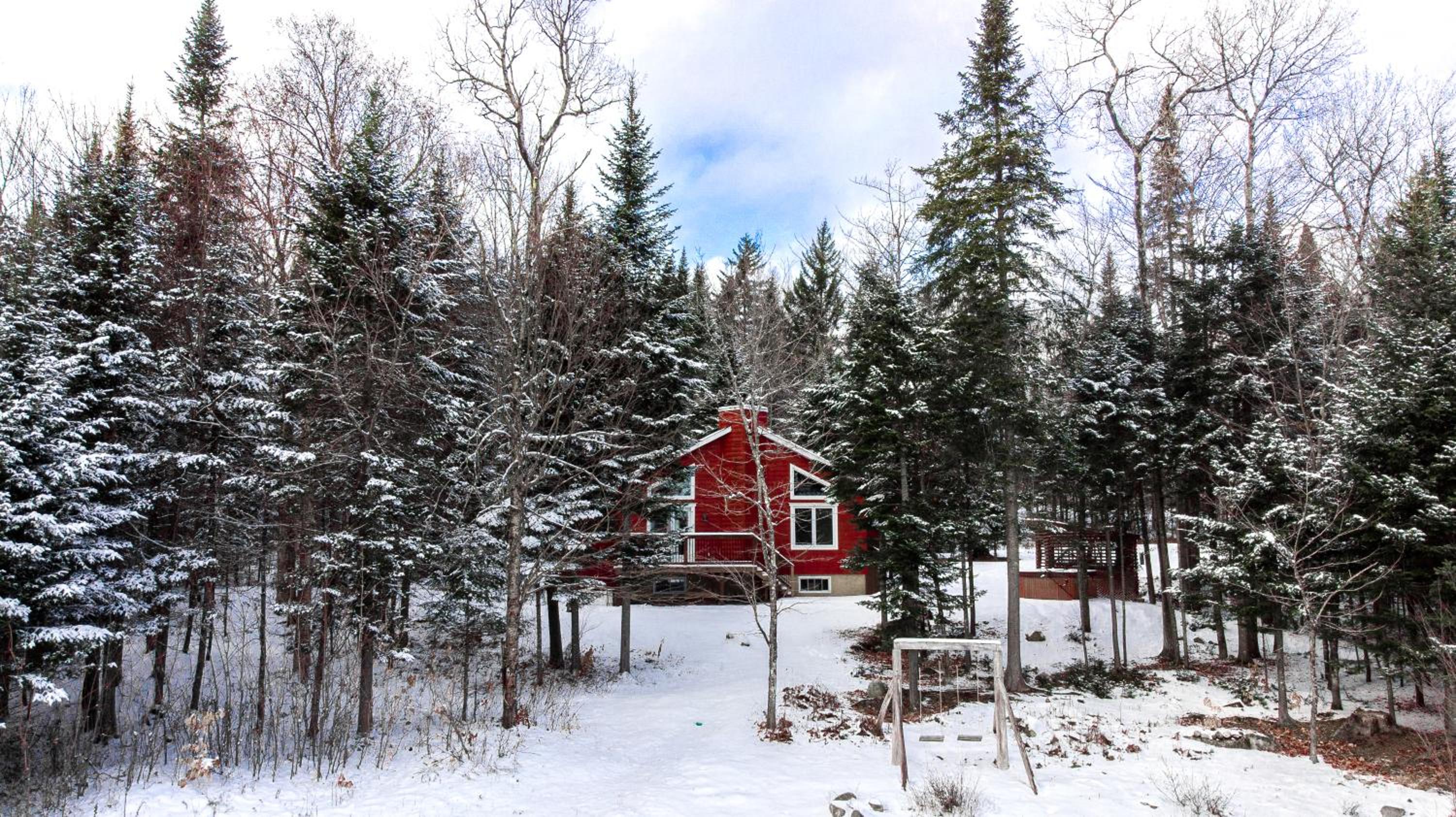 Les Chalets Tourisma - Chalet dans les bois avec lac privé - Le Colibri