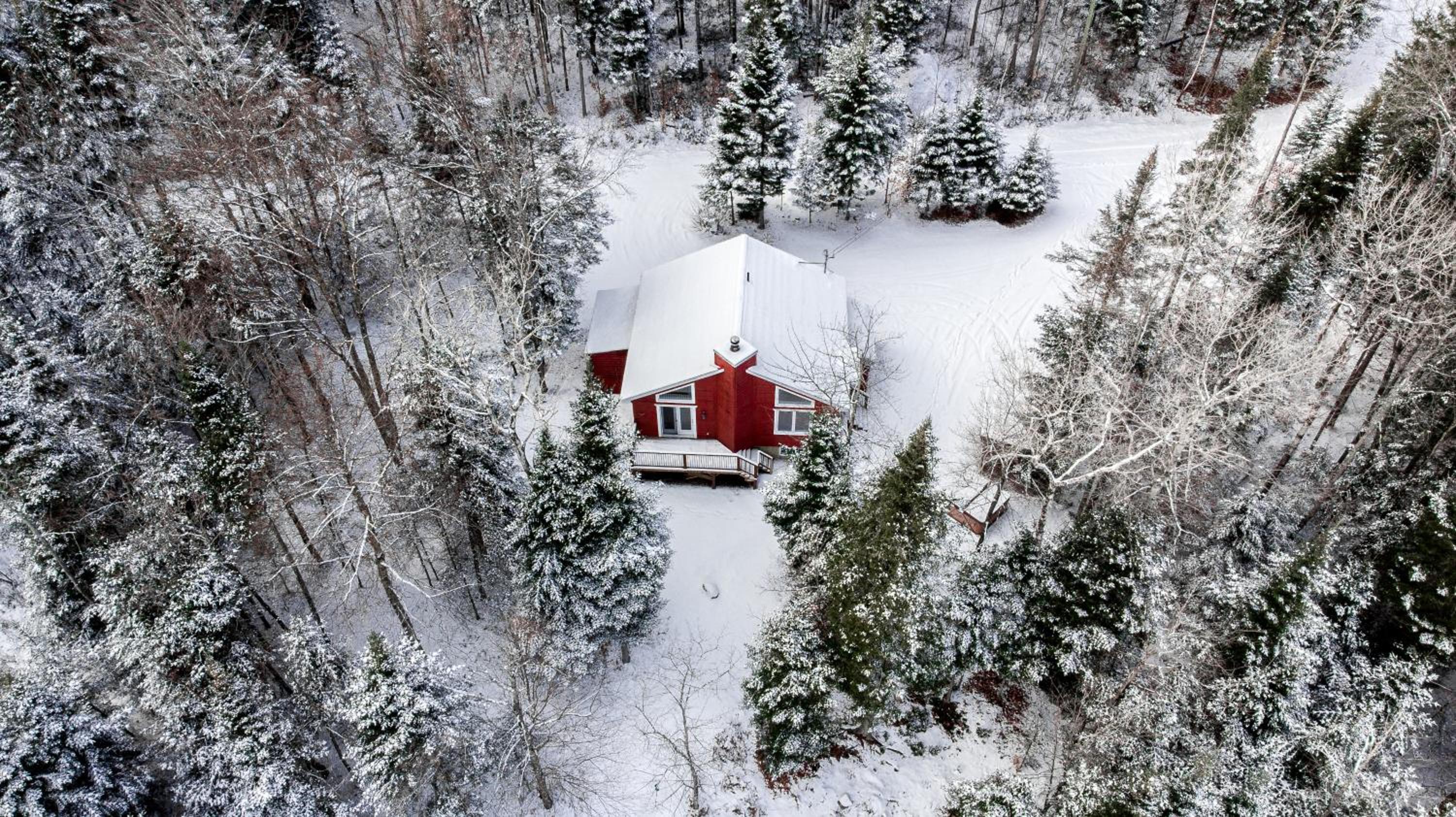 Les Chalets Tourisma - Chalet dans les bois avec lac privé - Le Colibri