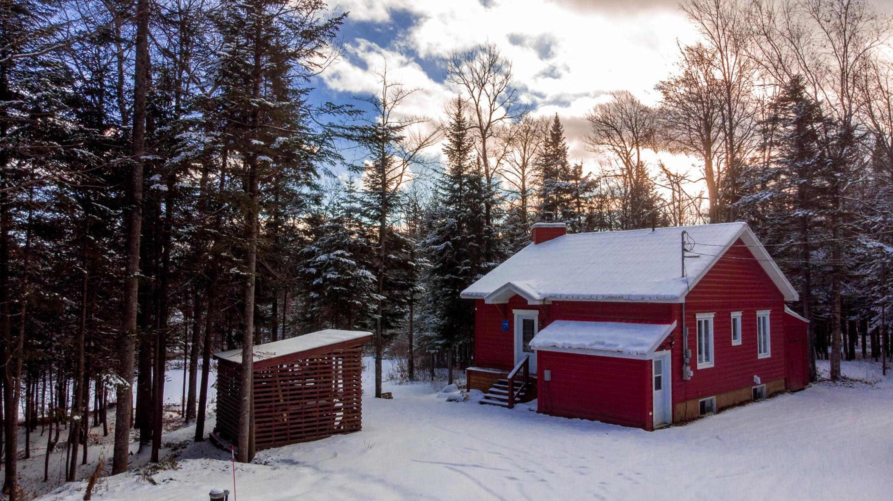 Les Chalets Tourisma - Chalet dans les bois avec lac privé - Le Colibri