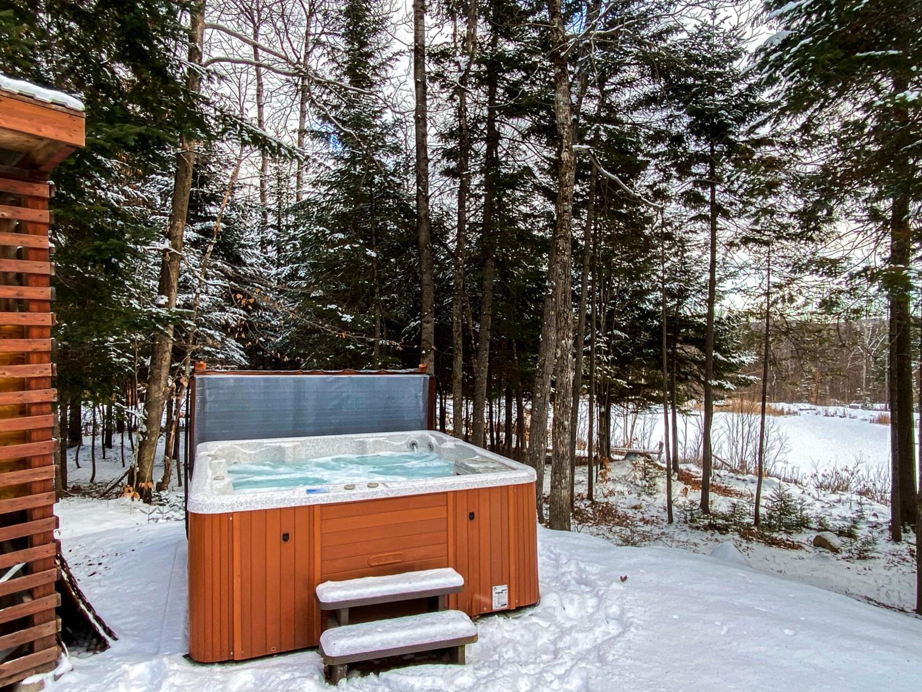 Les Chalets Tourisma - Chalet dans les bois avec lac privé - Le Colibri