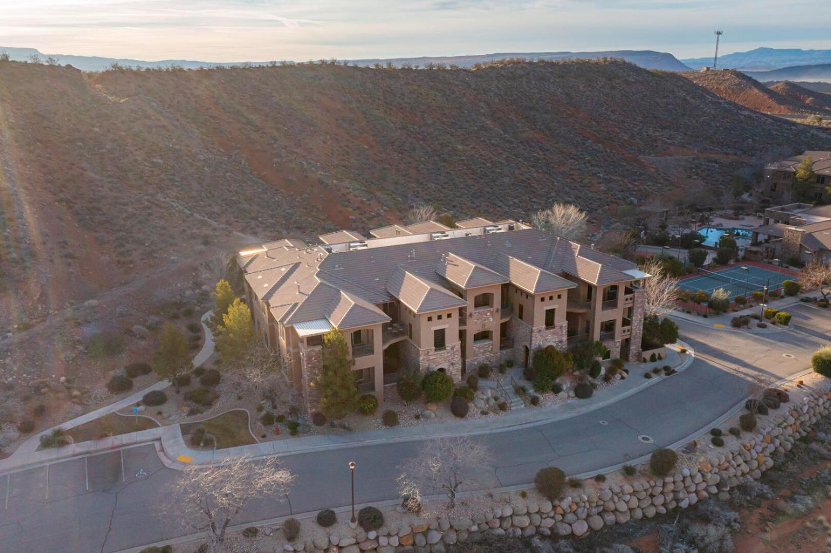 Hotel D5-coral Springs Poolside-ground Floor 3-bedroom Hillside View