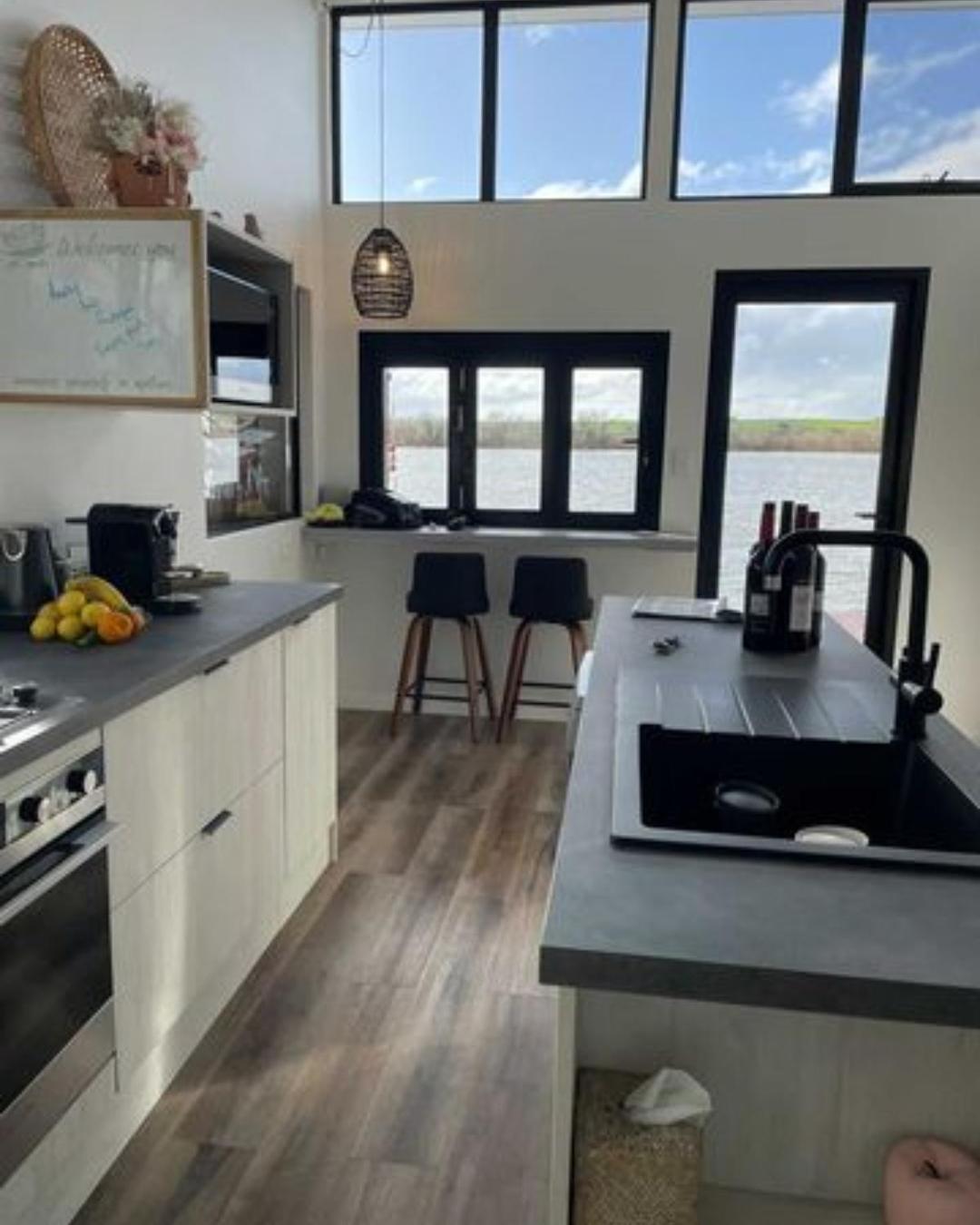 Ark-imedes - Unique float home on the Murray River