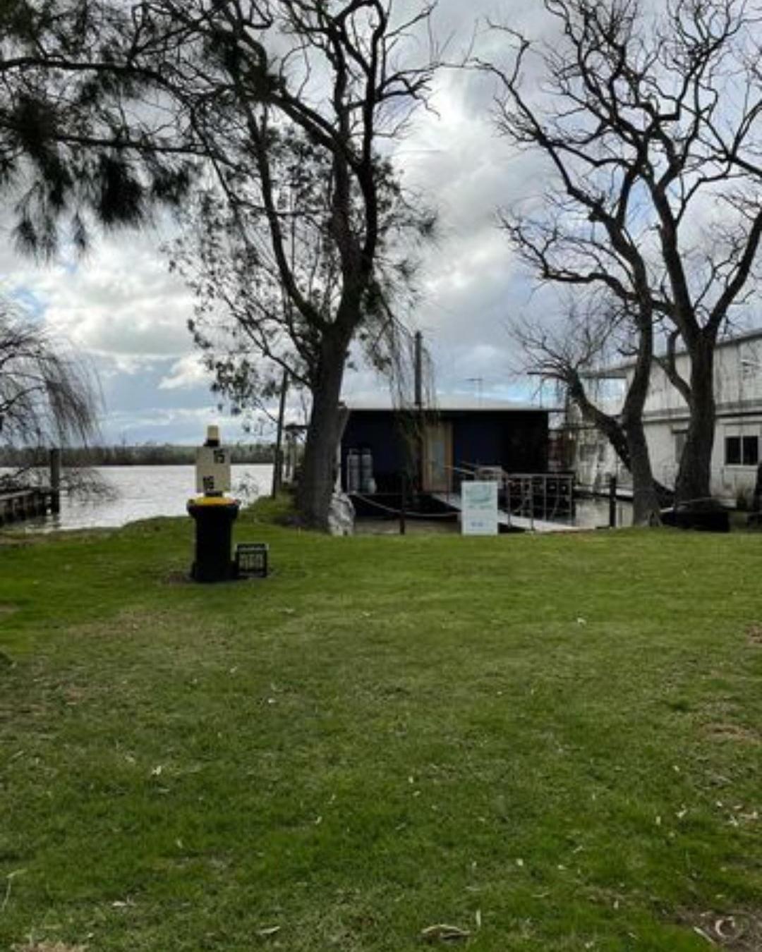 Ark-imedes - Unique float home on the Murray River
