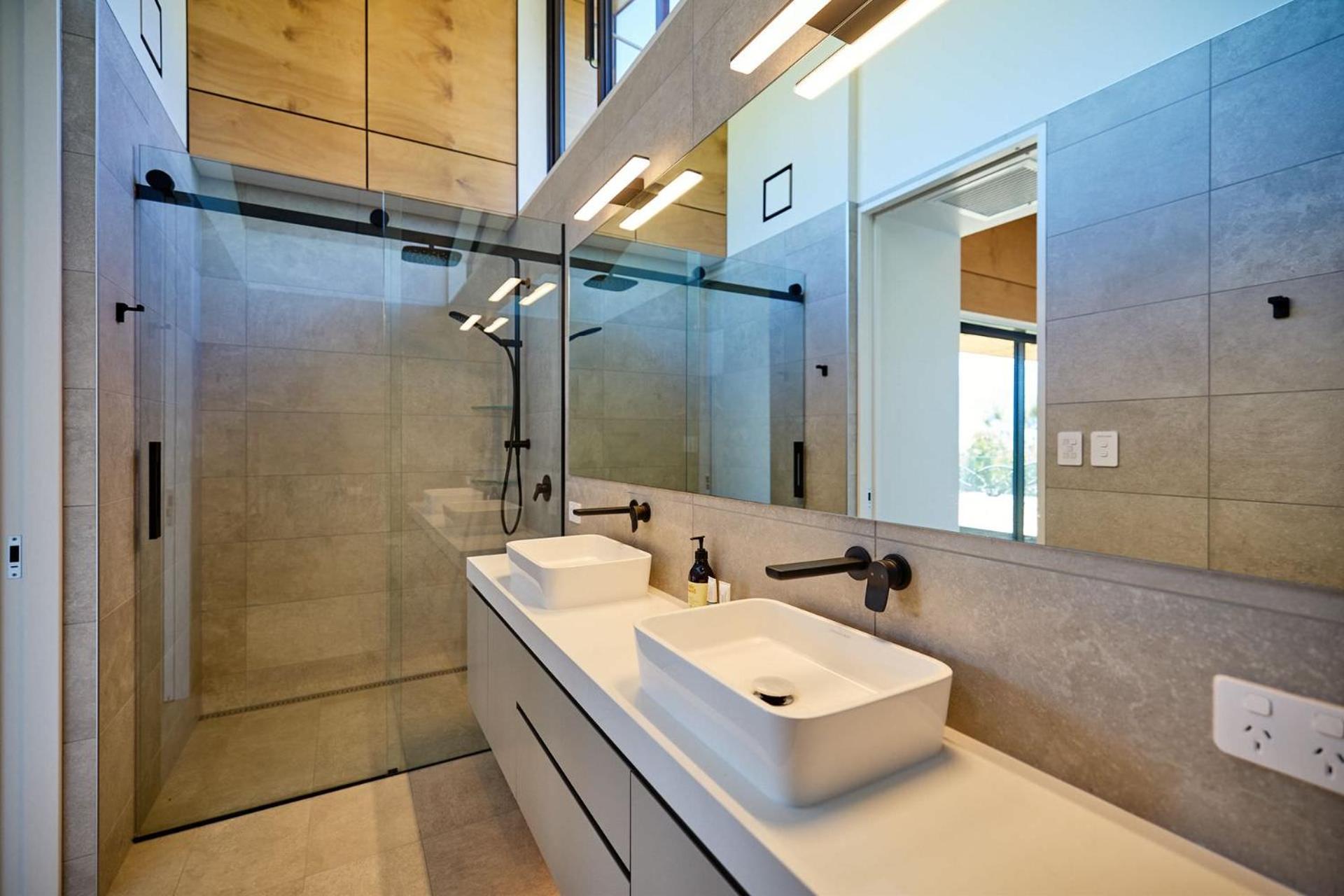 On The Edge, Luxury - KK43111 view 3