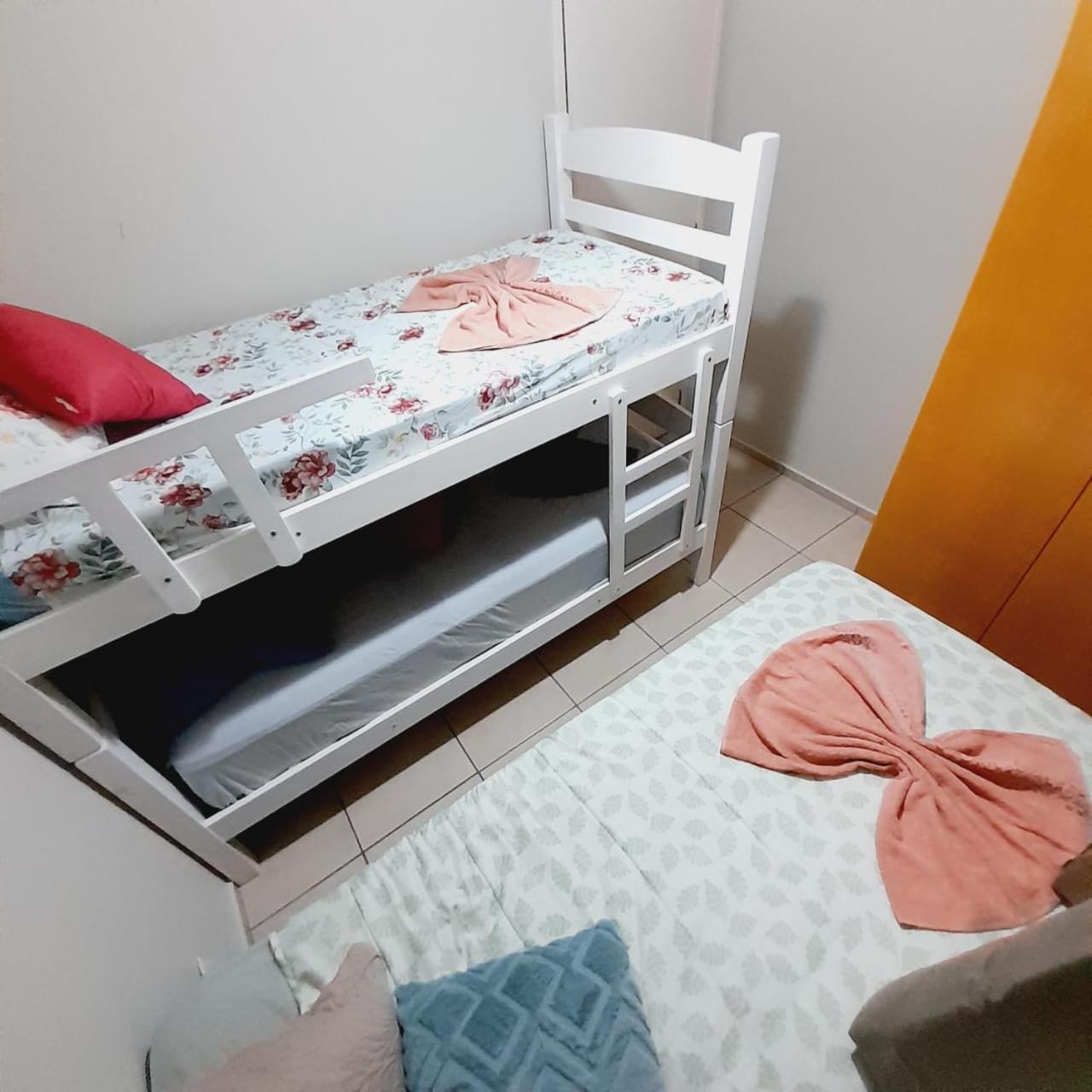 4 ESTAÇÕES - apto em condomínio - 2 quartos com ar condicionado